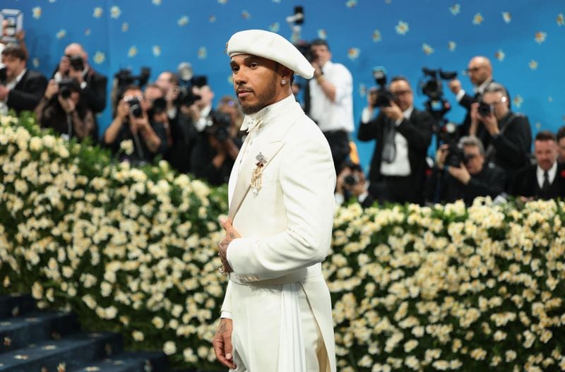 El piloto británico fue coanfitrión en la Met Gala 2025 (REUTERS/Mario Anzuoni)