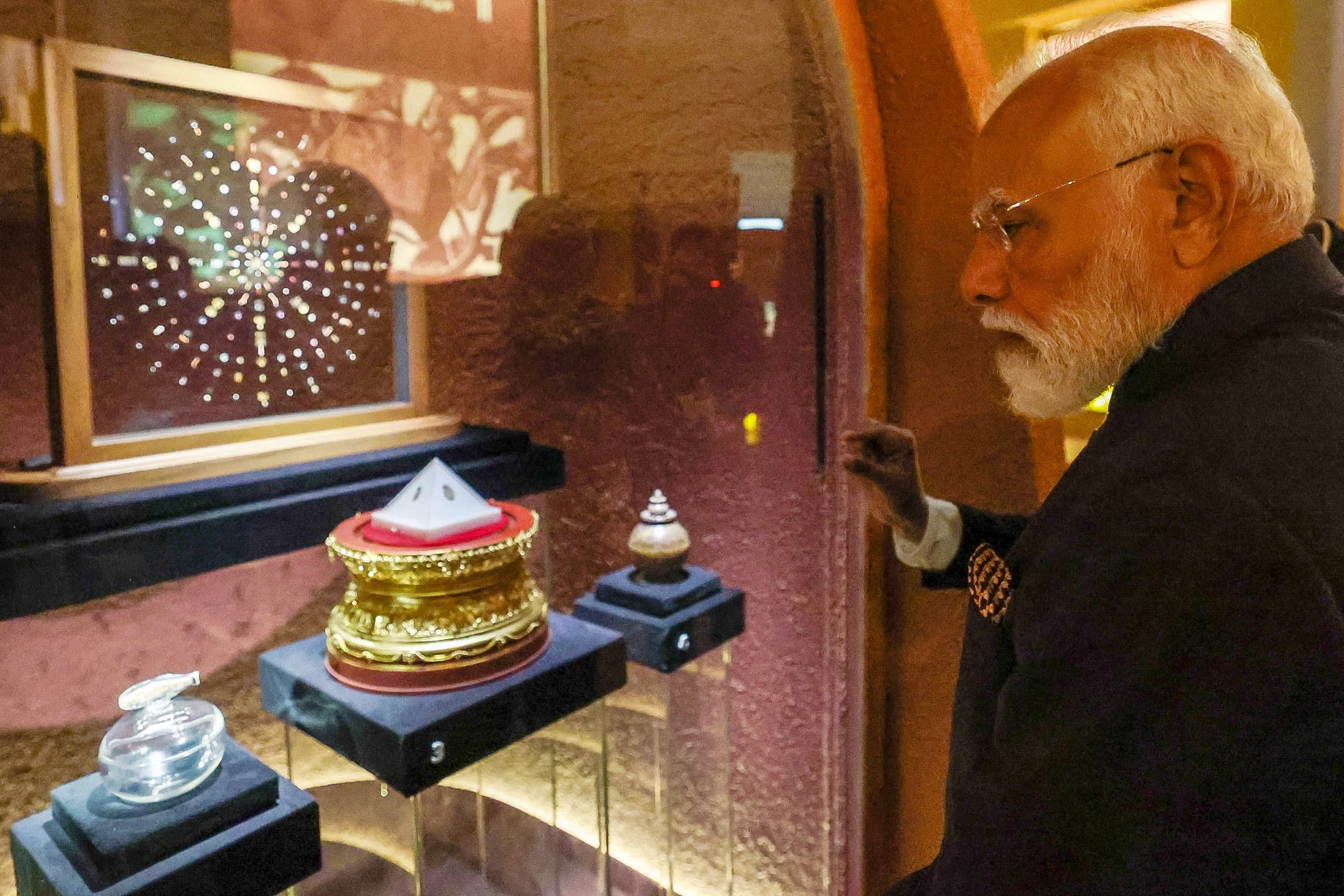 El primer ministro Narendra Modi inauguró el evento destacando la importancia histórica y espiritual de la colección de gemas budistas 