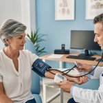 ¿Las mujeres duermen peor?: 6 factores que afectan el descanso femenino