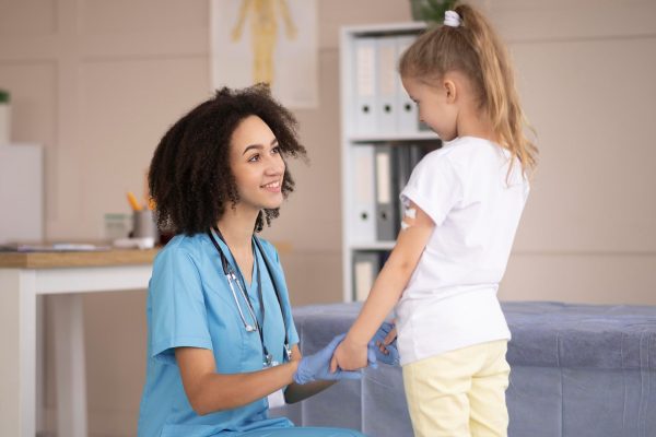 Las niñas comienzan la pubertad cada vez más temprano: ¿por qué y cuáles son los riesgos?