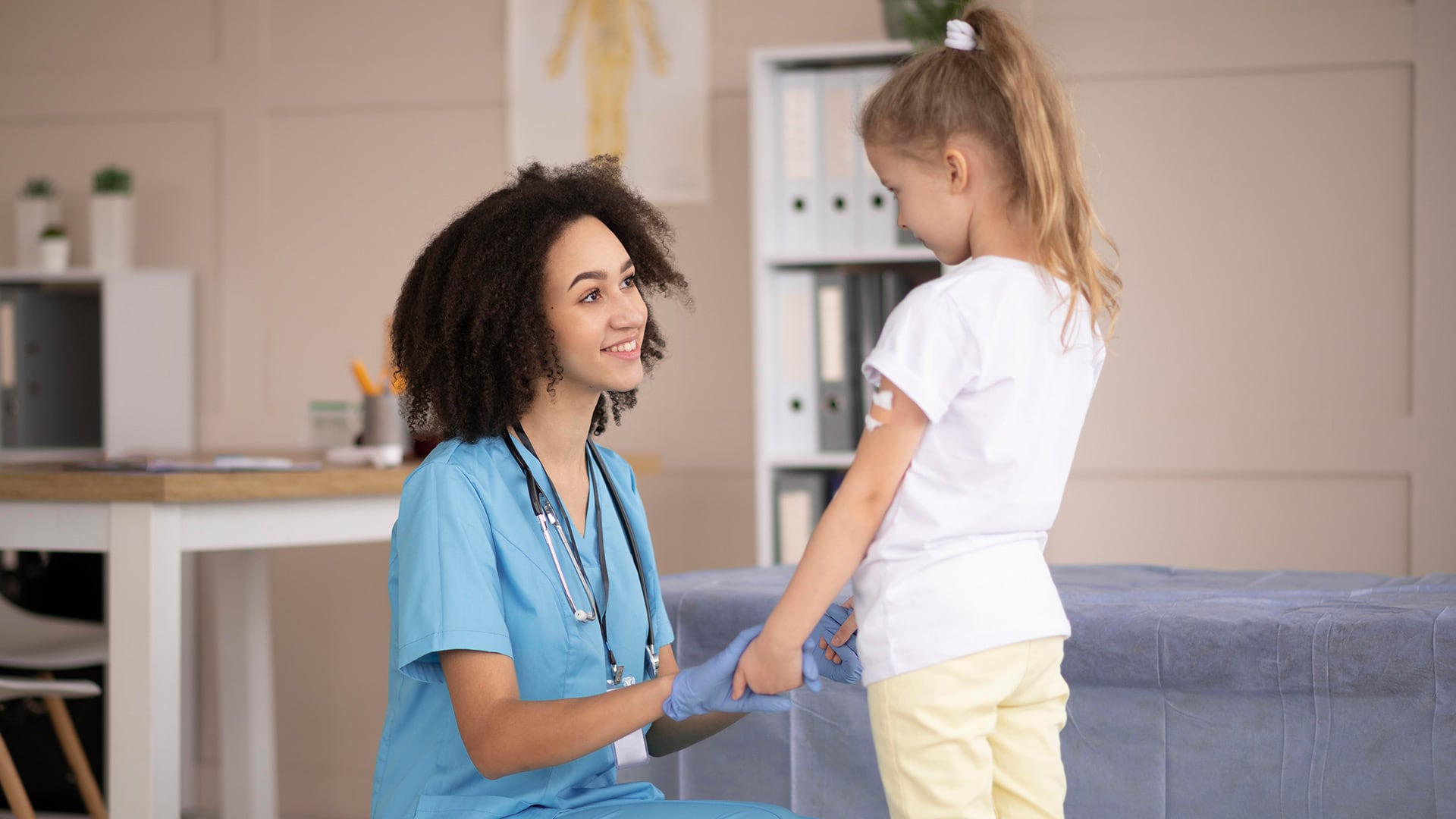 Las niñas comienzan la pubertad cada vez más temprano: ¿por qué y cuáles son los riesgos?