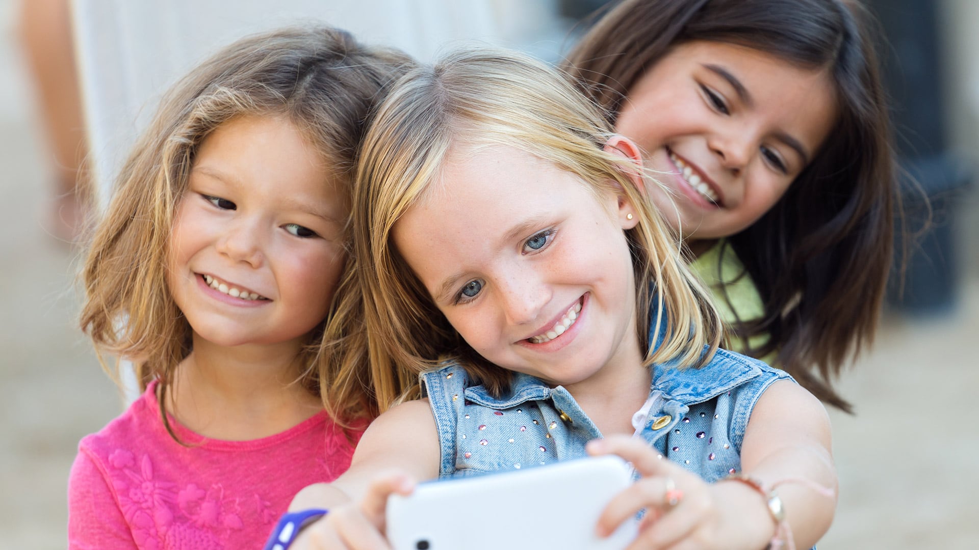 El uso intensivo de pantallas altera los ritmos de sueño y reduce la actividad física, factores que pueden contribuir al adelanto de la pubertad en niñas (Freepik)