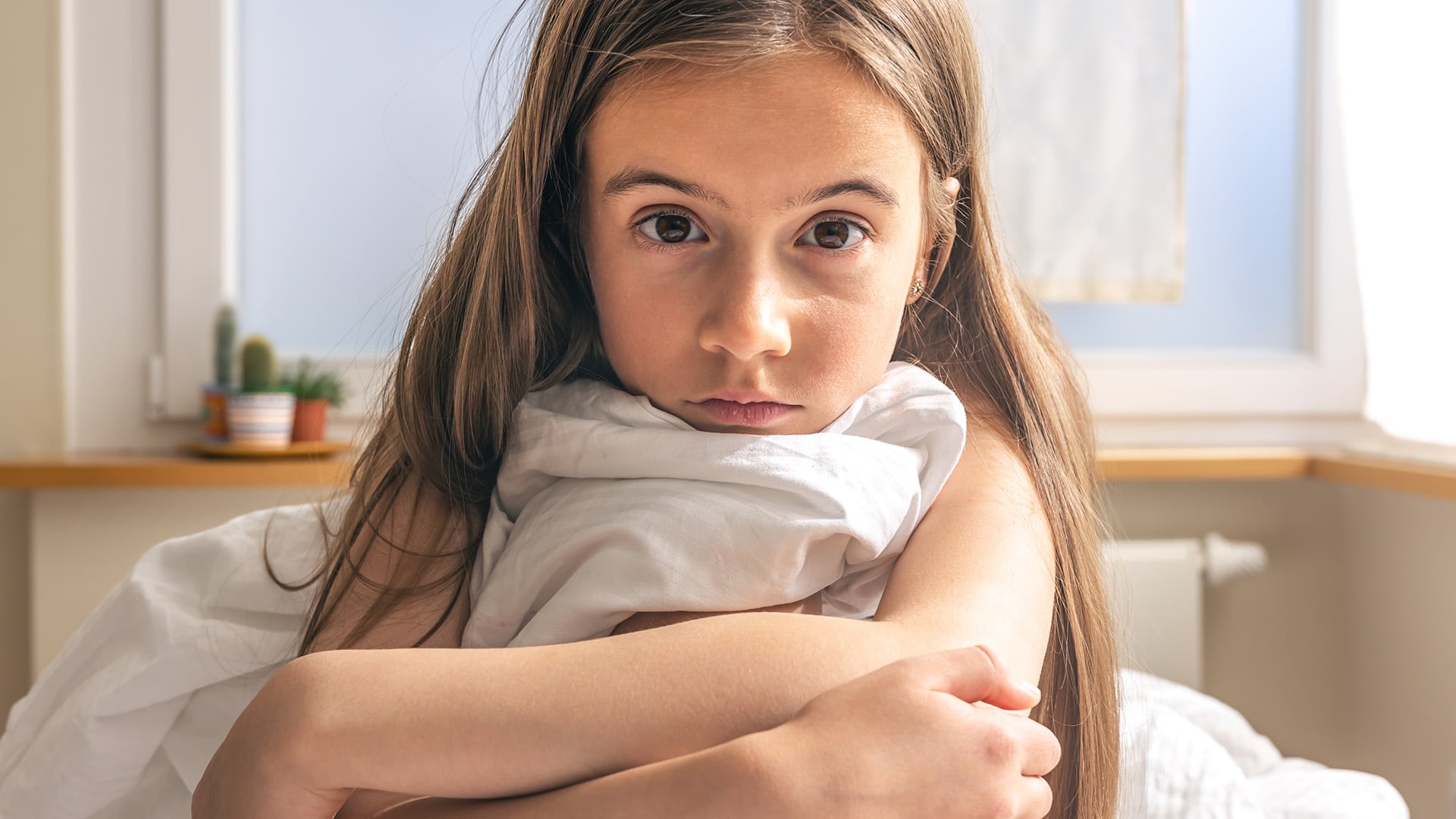 La pubertad precoz también puede provocar ansiedad, depresión y aislamiento social en las niñas (Freepik)