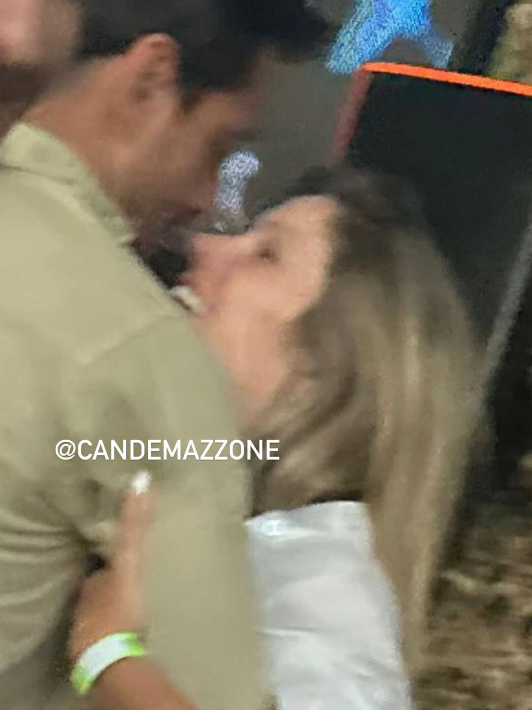 Entre baile y risas, la actriz y su pareja disfrutaron de la música y la complicidad durante la fiesta