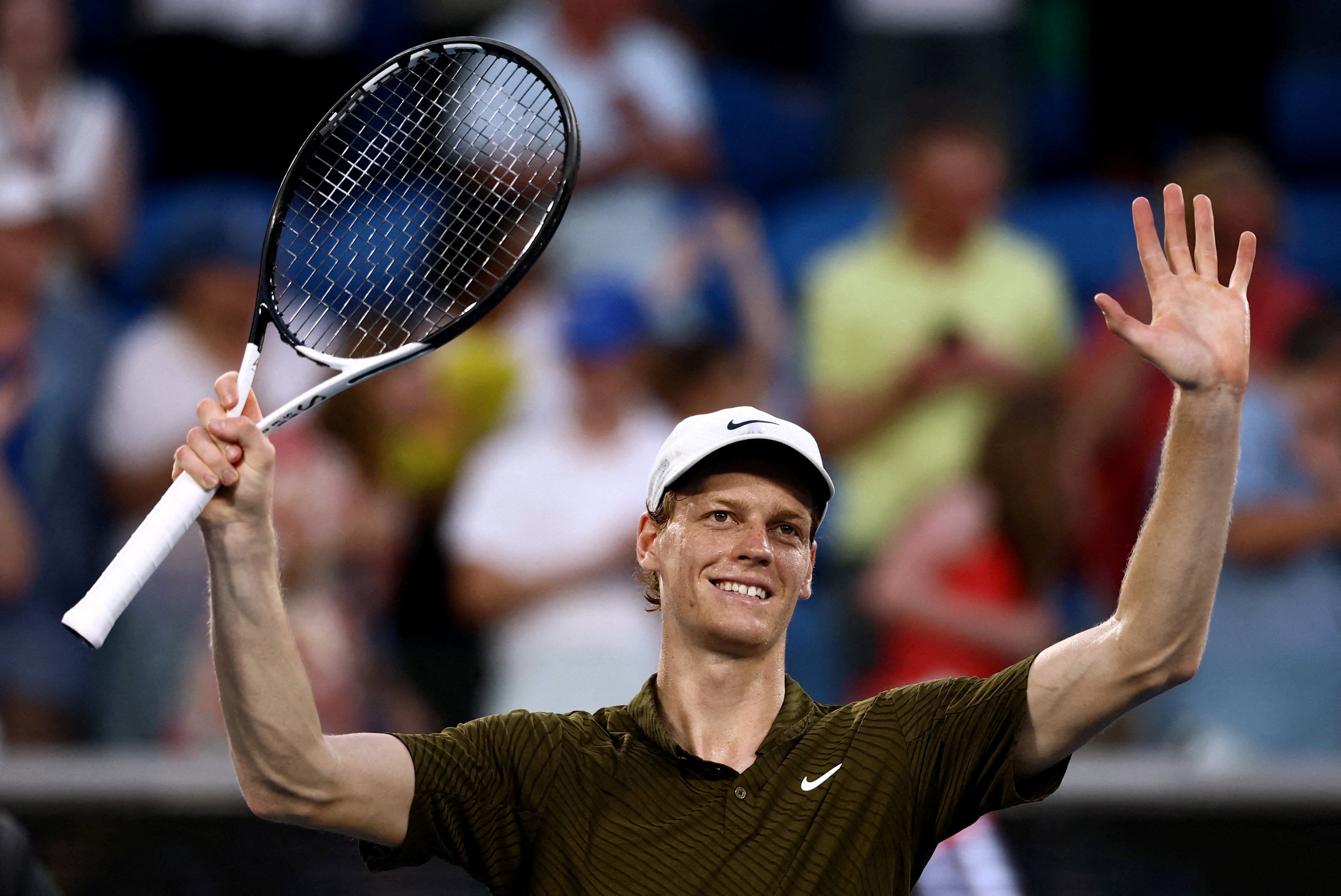 Sin pulsera. Jannik Sinner celebra el triunfo contra Luciano Darderi (Fuente: REUTERS/Tingshu Wang)