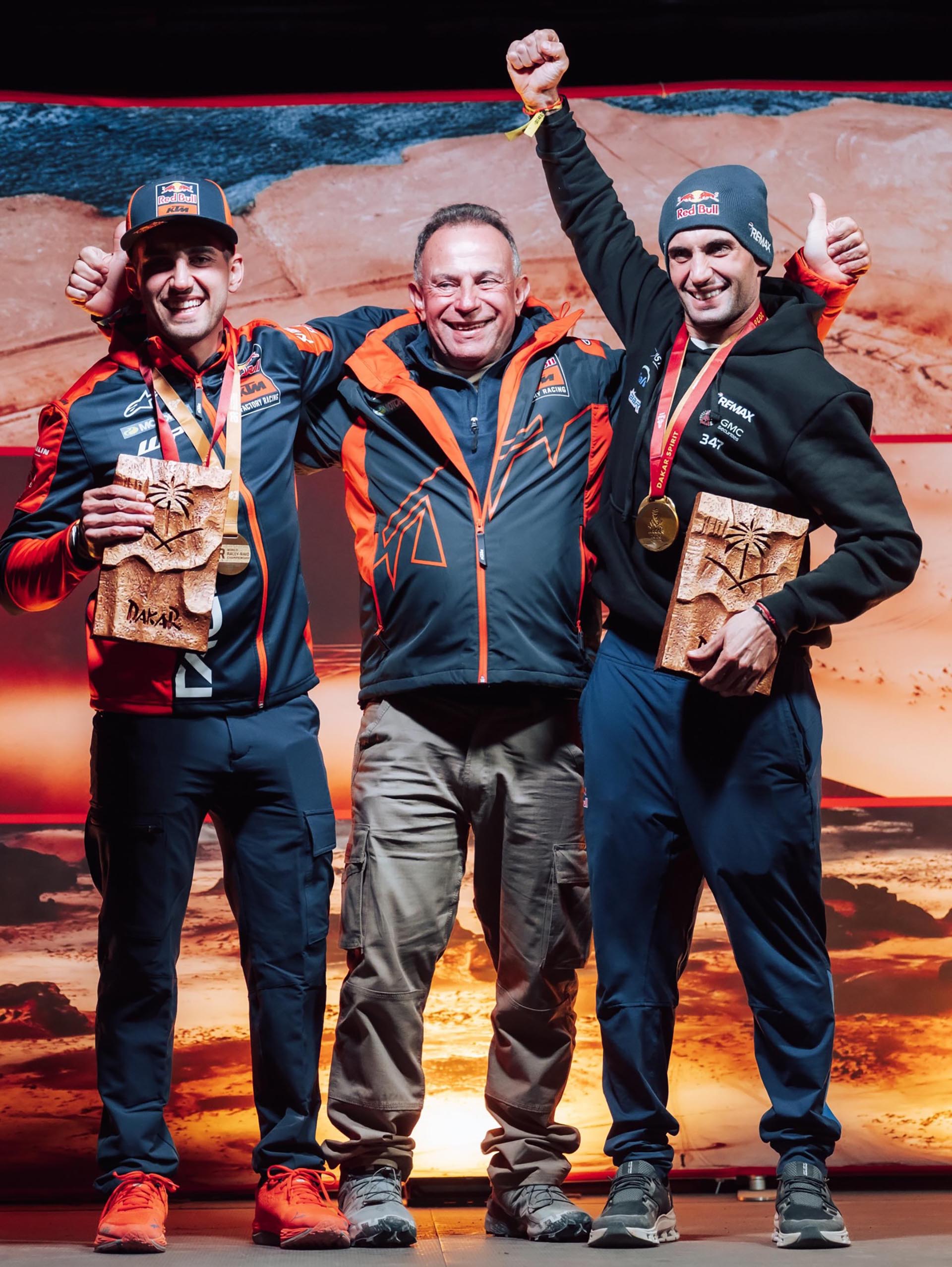 Luciano, Norberto y Kevin Benavides, en la premiación del domingo con las medallas por su triunfo en las etapas de Motos y Challenger, respectivamente (Prensa ASO)