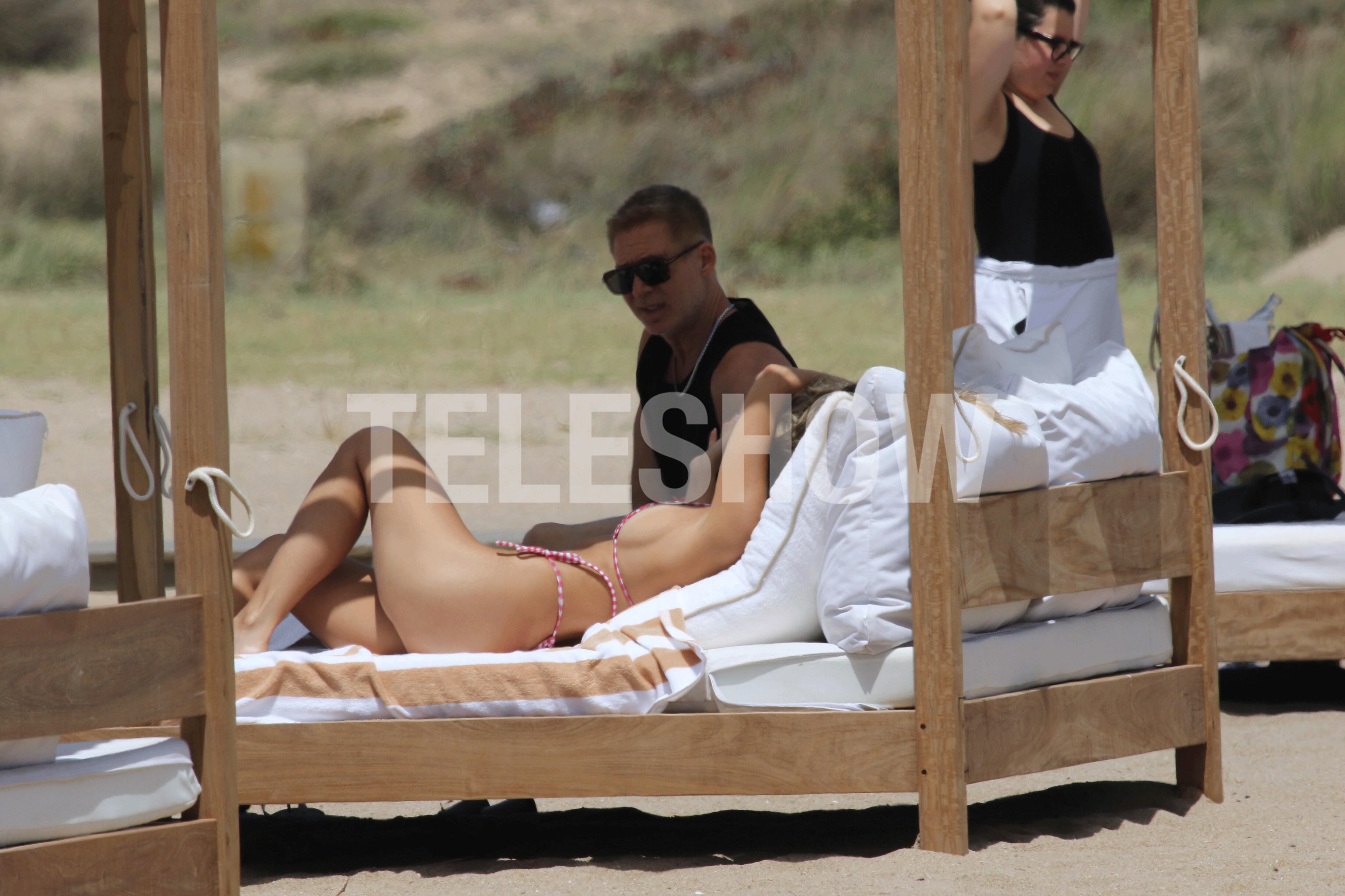 En los camastros del lujoso hotel en el que se alojaron, la pareja aprovechó para descansar entre charlas y bromas 