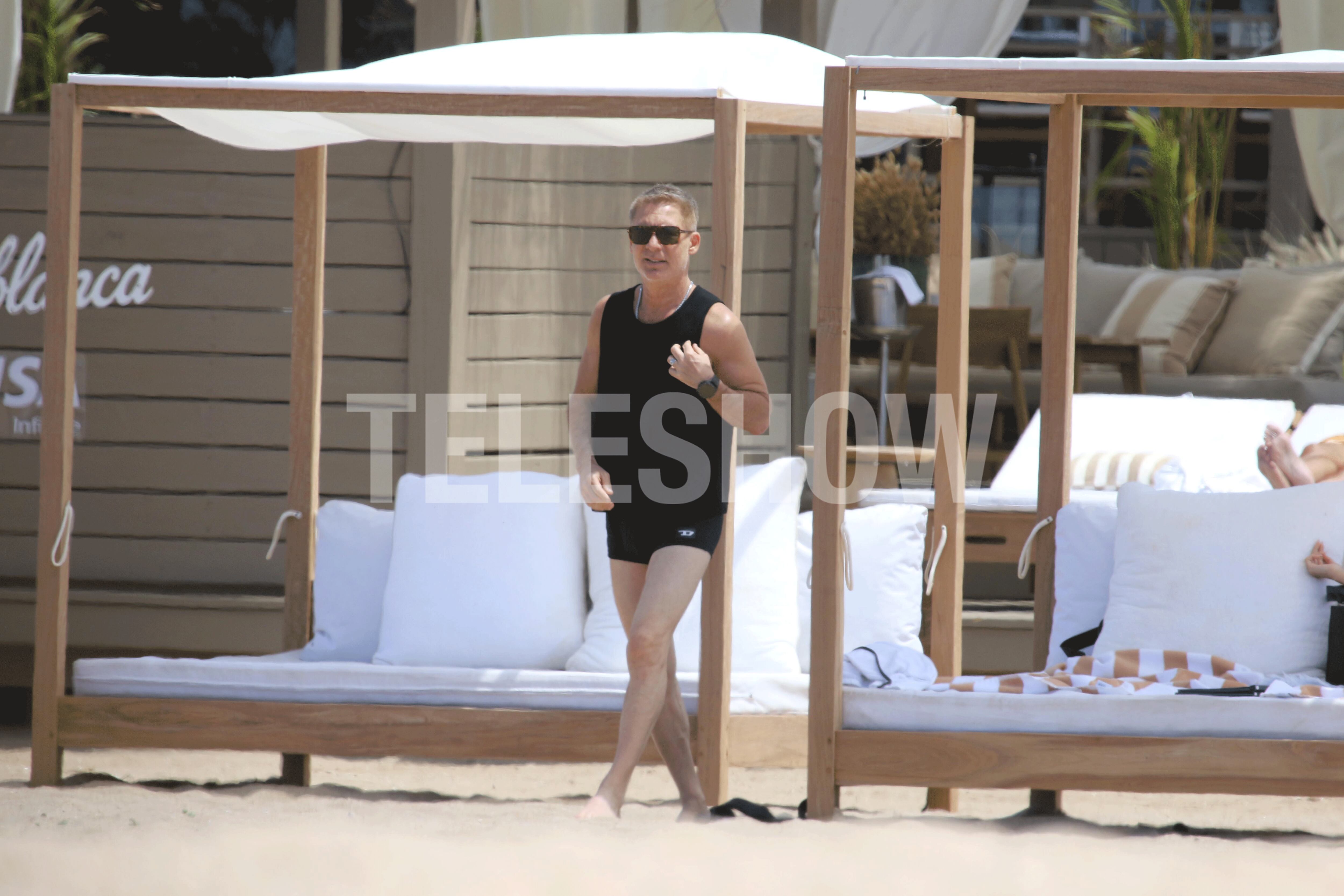 El productor define desde las playas de Uruguay sus proyectos en televisión, cine y teatro