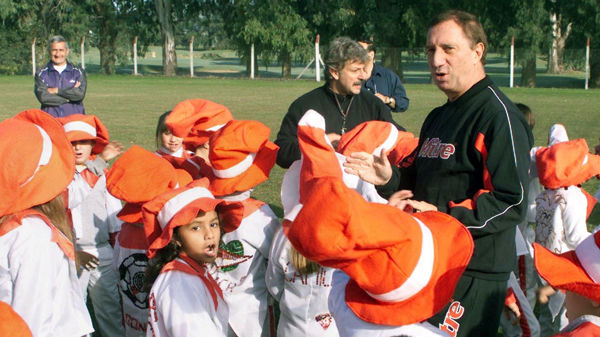Bilardo, rodeado de niños en el Pincha (NA)