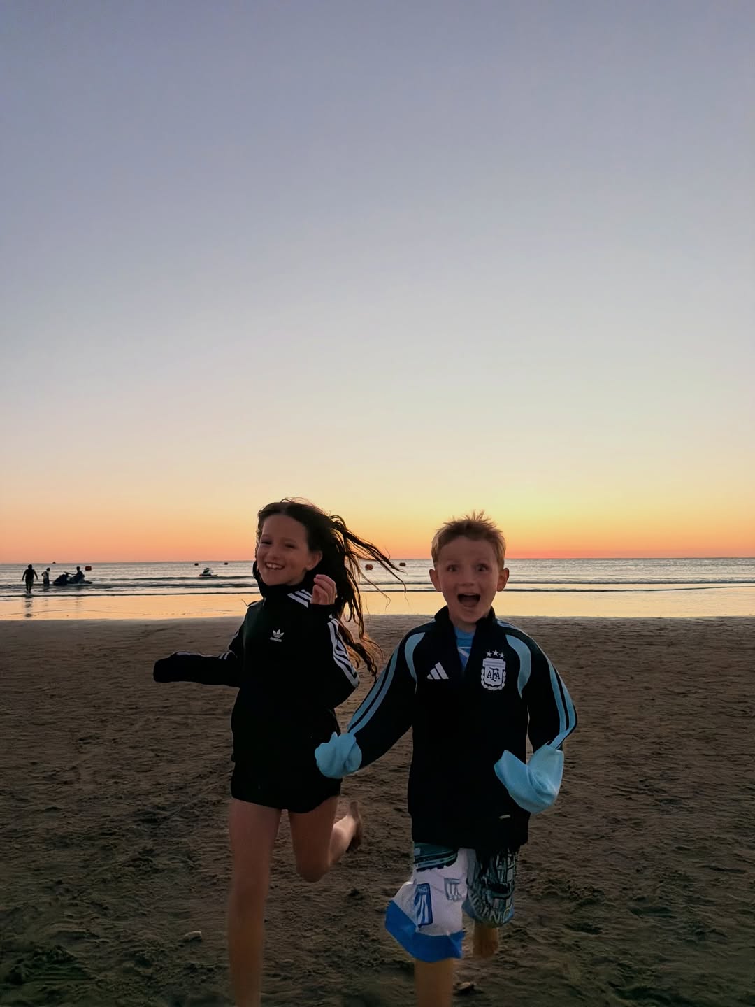 Francesa y Bautista, los hijos de Cami y Rodrigo de Paul, disfrutando a pleno de la playa