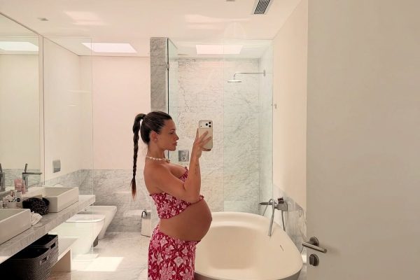 Las vacaciones de Cami Homs en la recta final de su embarazo: fogón, atardeceres y juegos