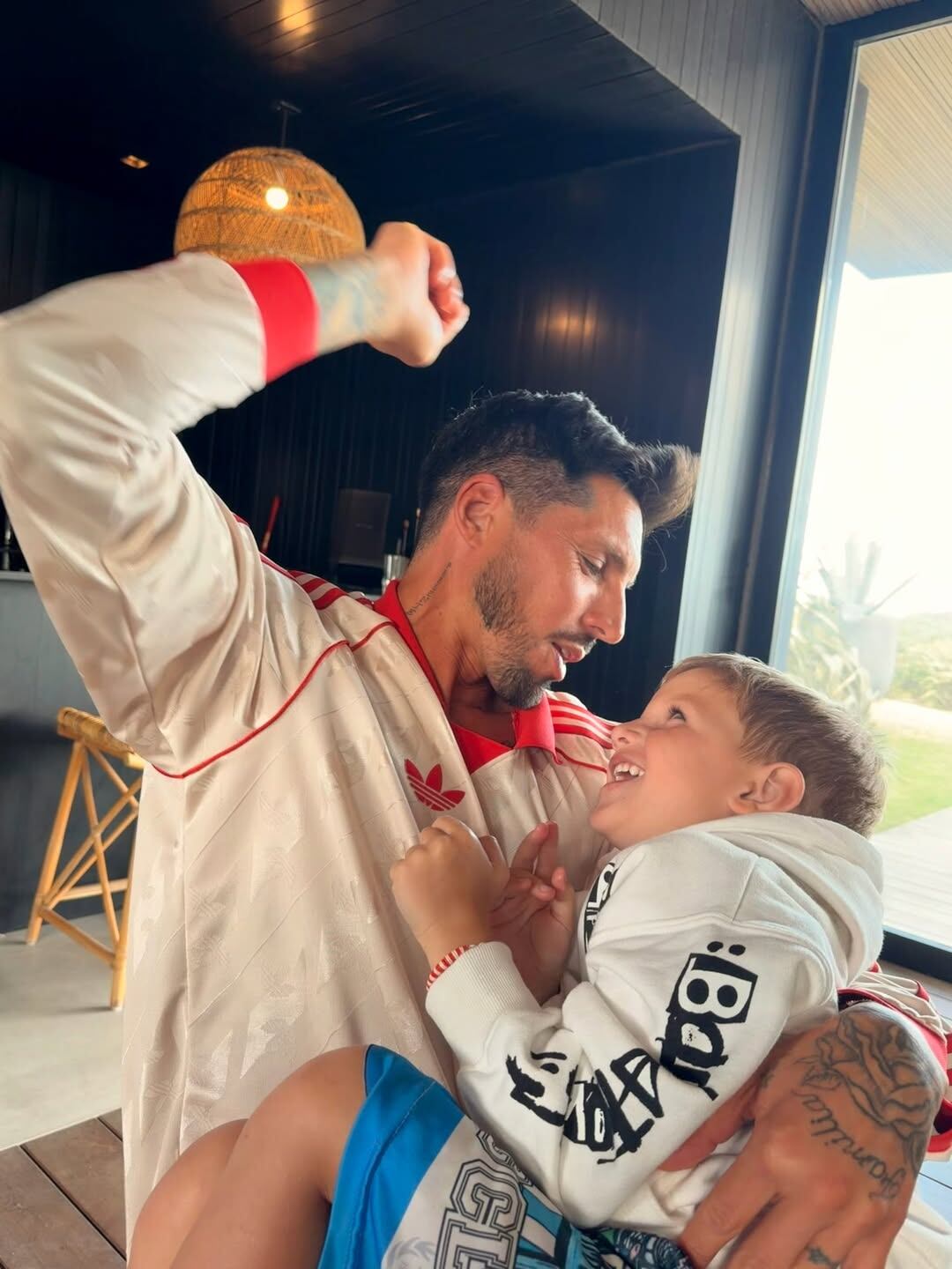 El momento de complicidad de Sosa y Bautista, el hijo menor de Cami