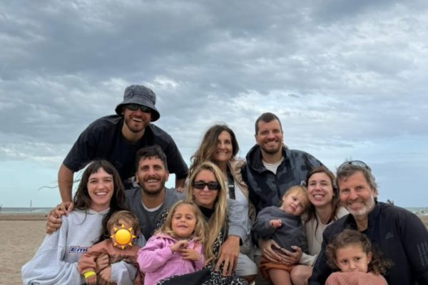 Las vacaciones de Cande Vetrano y Andrés Gil en Pinamar: sol, playa y churros