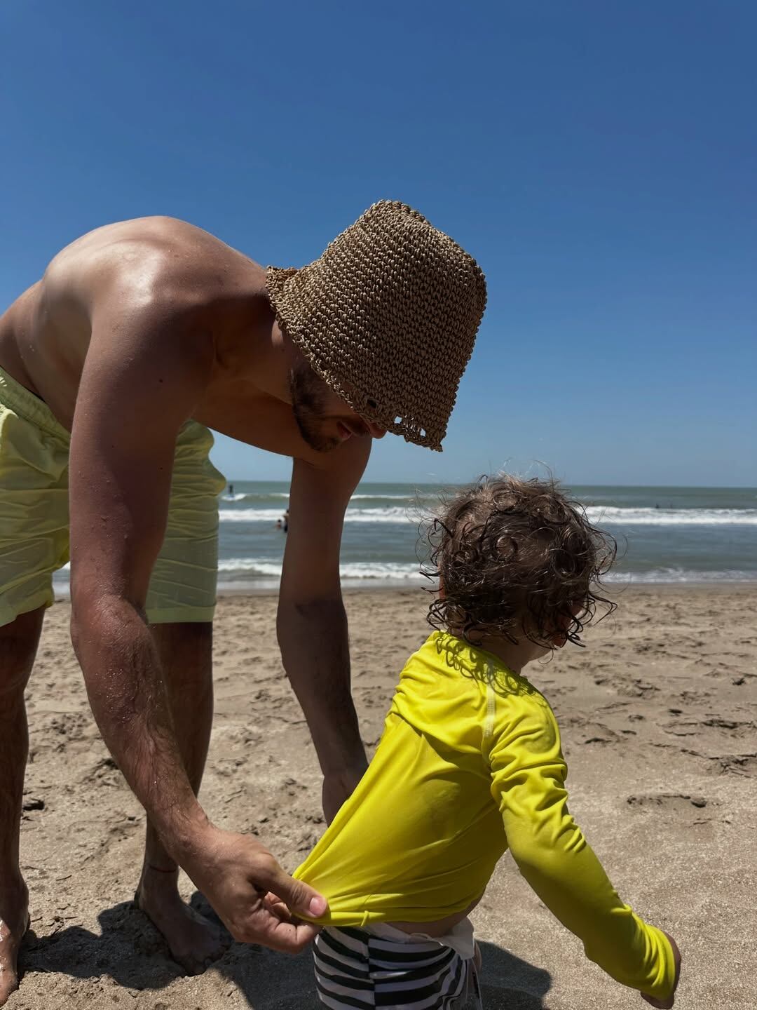 Pino aprovechó cada segundo para jugar en la playa con sus papás