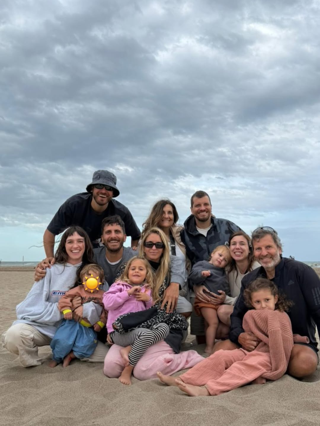 El grupo completo en la playa de Pinamar (Instagram)