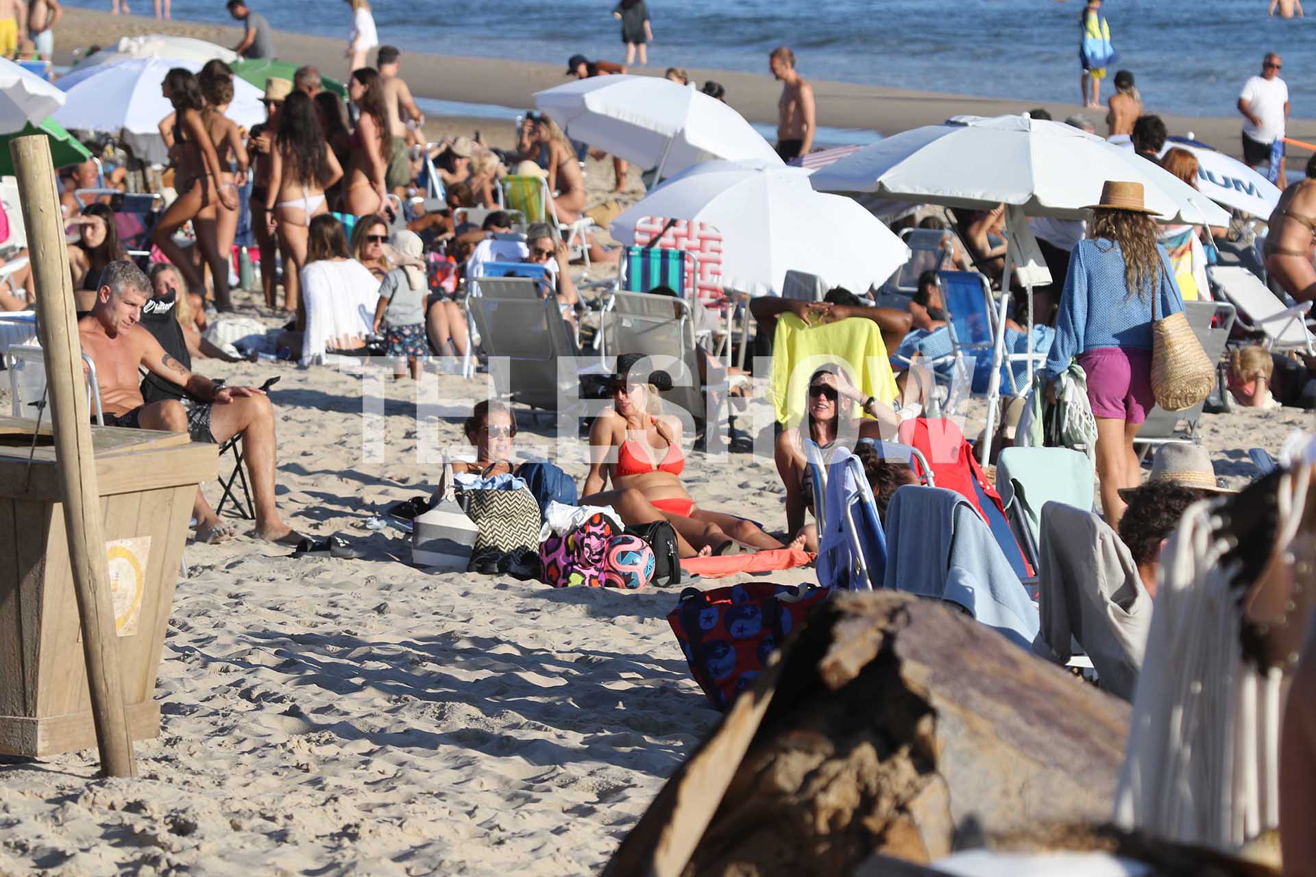 El exfutbolista y actual director técnico alterna días de playa, actividades deportivas y eventos sociales durante su estadía en Uruguay