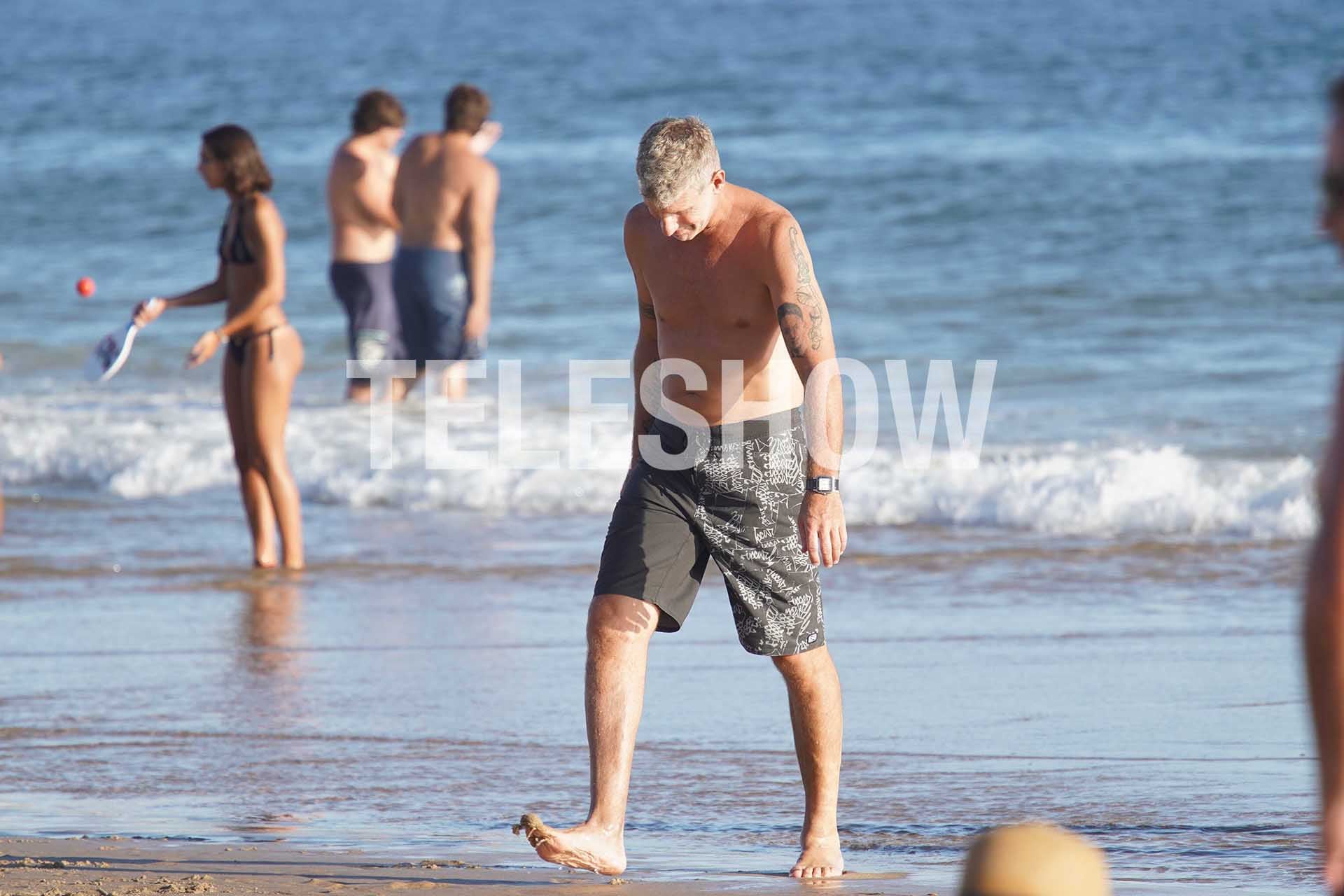 El exfutbolista aprovechó las temperaturas ideales para caminar al costado del mar y charlar con amigos