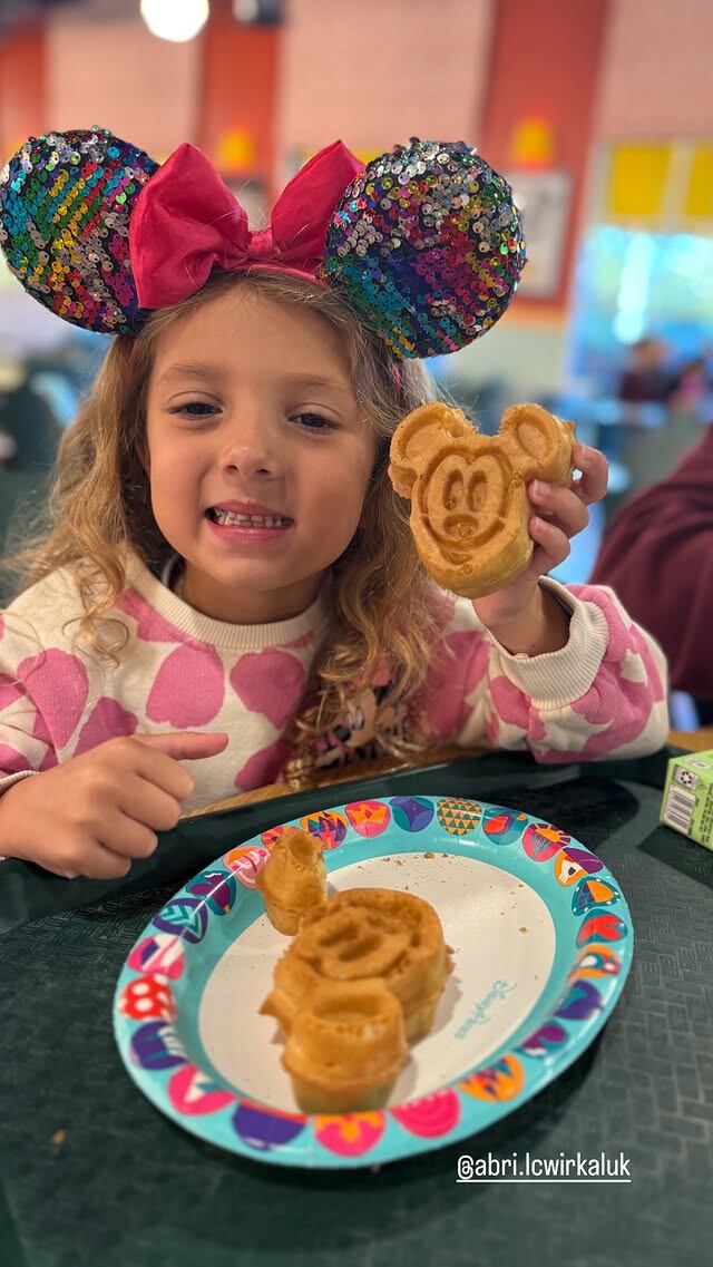 Abril disfrutó de su desayuno con temática del reconocido Mickey Mouse