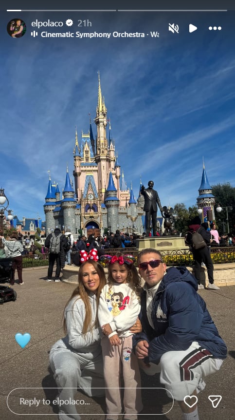 Al momento de su llegada, la bailarina y el cantante posaron a metros del castillo de la Cenicienta