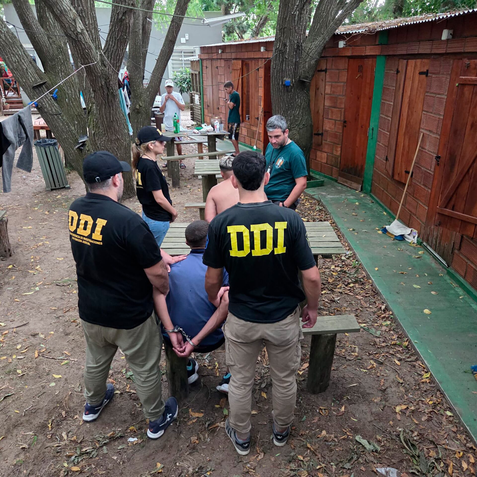 La Policía Bonaerense halló a los acusados en un camping de Mar de Ajó