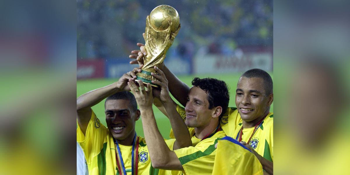 Kleberson, Rivaldo y Gilberto Silva levantando la quinta copa del mundo de Brasil, obtenida en el Mundial 2002 (Facebook/FIFA)