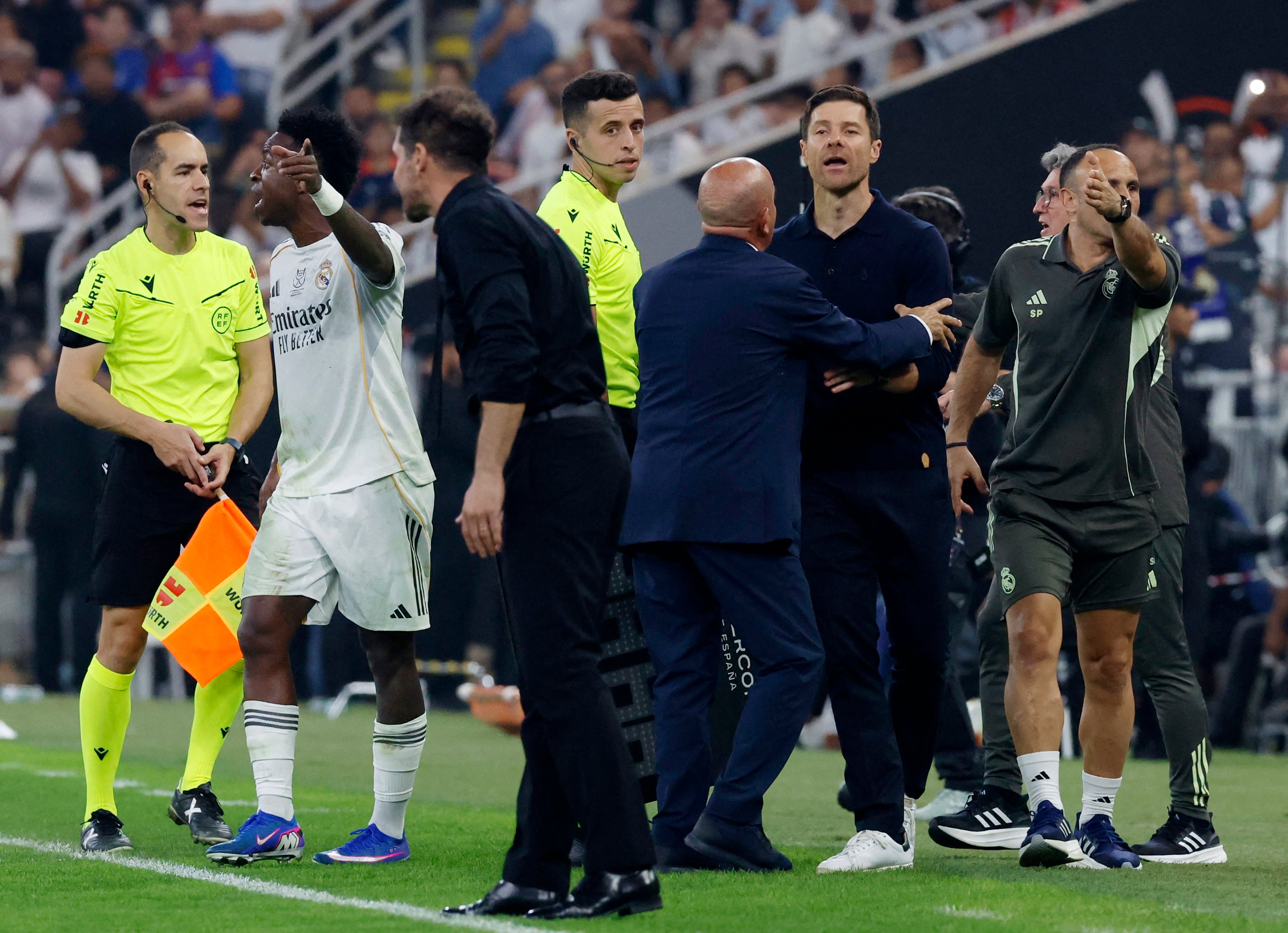 El tenso cruce entre Vinícius y Simeone y la intervención de Xabi Alonso (REUTERS/Vincent West)
