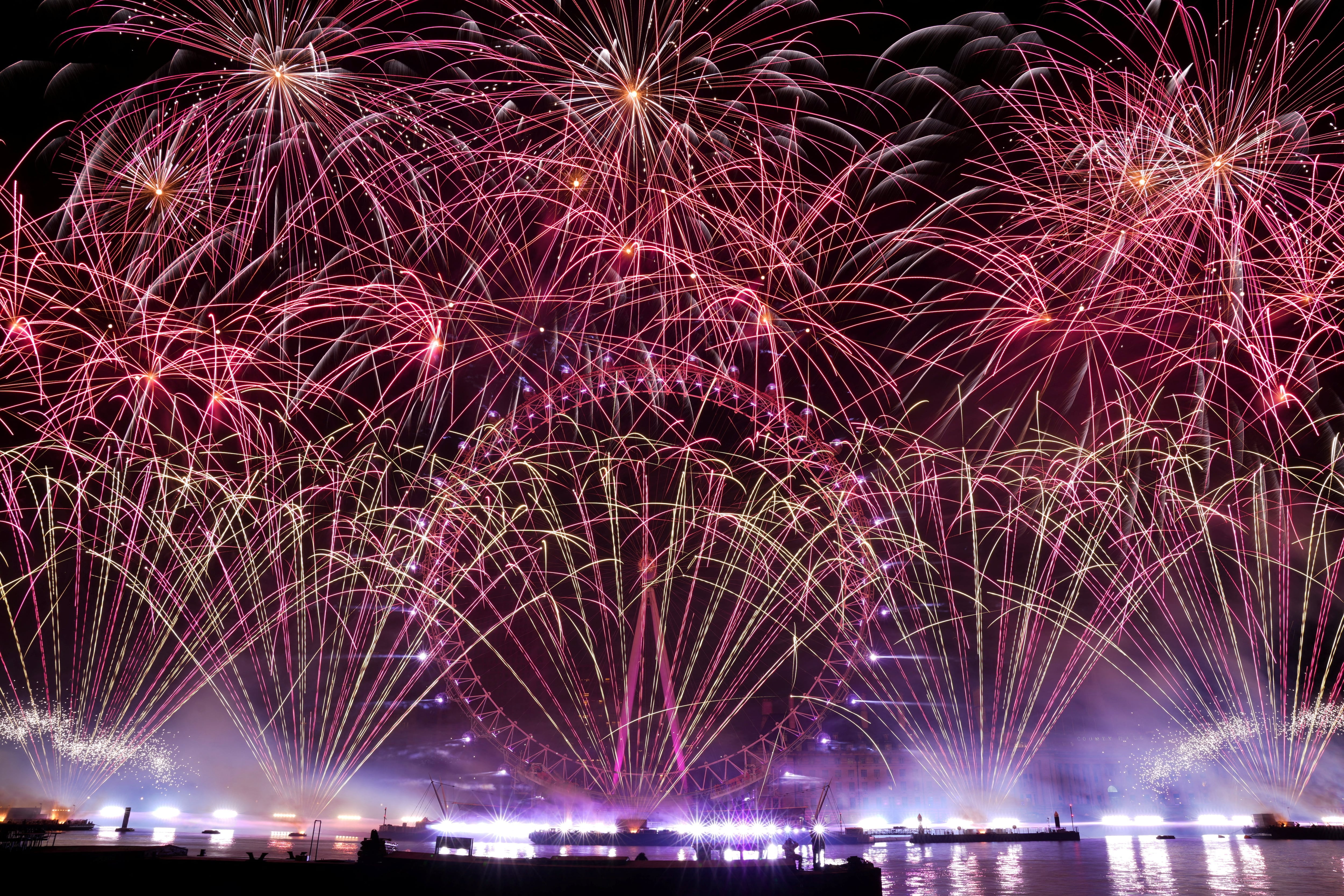El London Eye es protagonista de los tradicionales fuegos artificiales durante las celebraciones de fin de año (foto: REUTERS/Maja Smiejkowska)