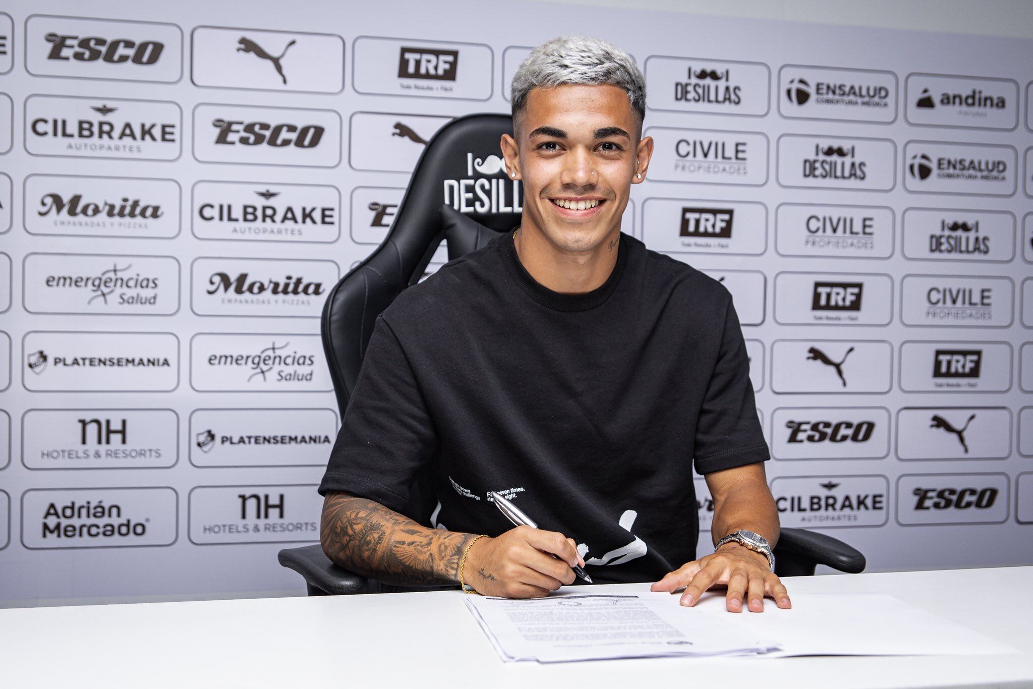 Juan Gauto firmó su contrato con Platense luego de su experiencia en el Basilea de Suiza. El joven surgido de Huracán es uno de los retornos importantes al fútbol argentino (@caplatense)