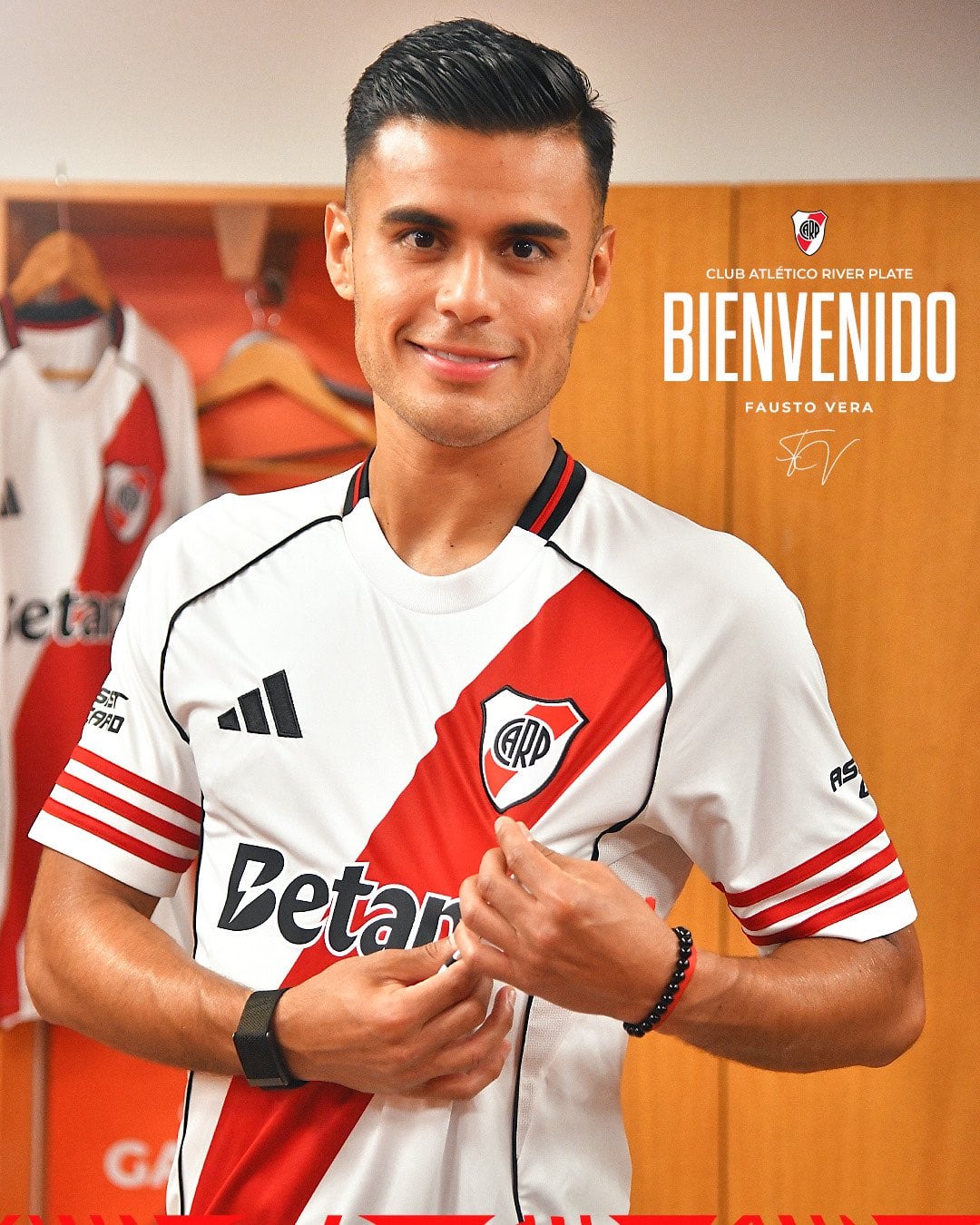 Fausto Vera posa con la camiseta de River Plate tras firmar su contrato. El mediocampista llegó desde Atlético Mineiro de Brasil (@RiverPlate)