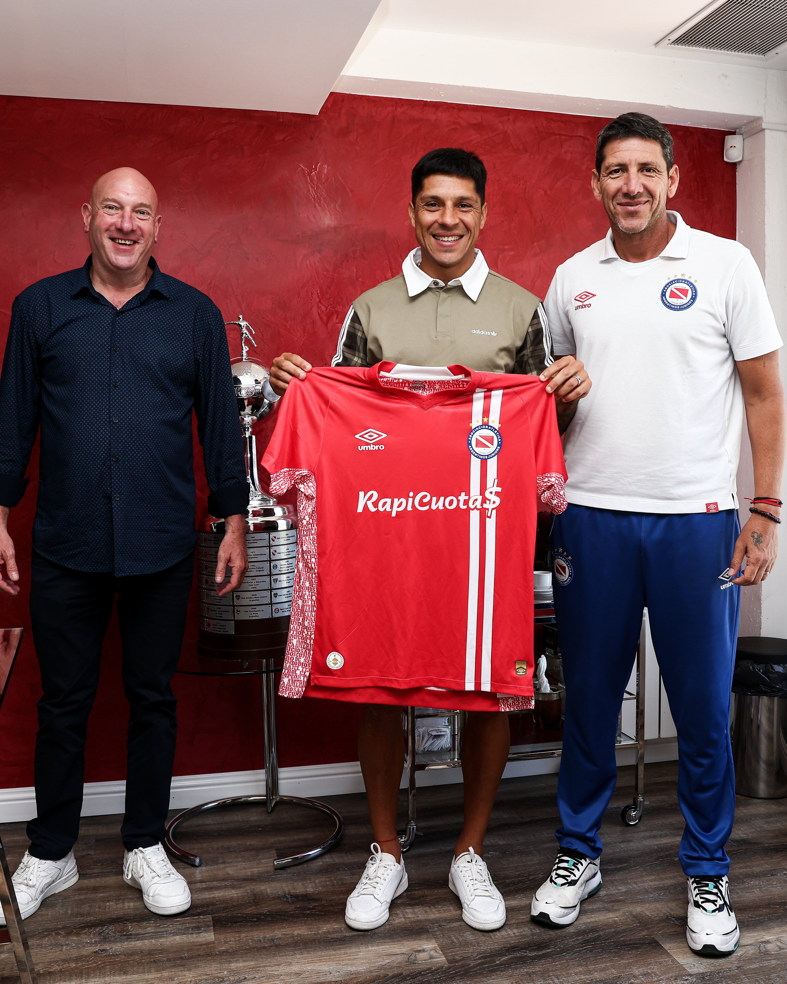 Enzo Pérez fue presentado como nuevo refuerzo de Argentinos Juniors. El mediocampista de 39 llegó al Bicho proveniente de River Plate y volverá a jugar la Copa Libertadores 