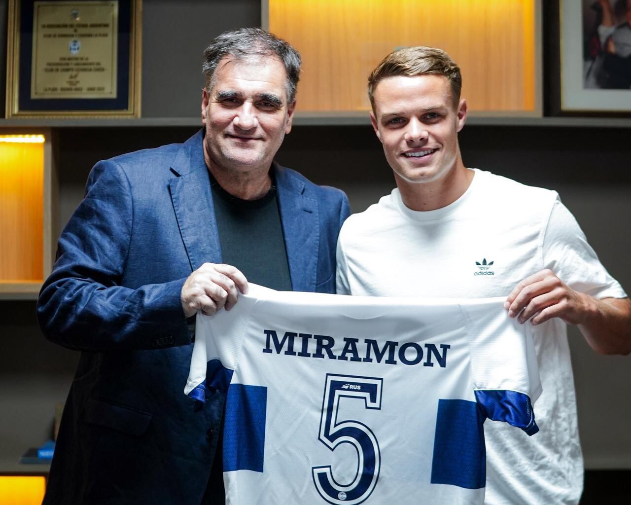 Ignacio Miramón posa con la camiseta de Gimnasia. El mediocampista volvió al club de sus inicios por un año desde Boca Juniors (@gimnasiaoficial)