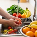 Los alimentos más comunes que transmiten salmonella y cómo reducir el riesgo en casa, según expertos