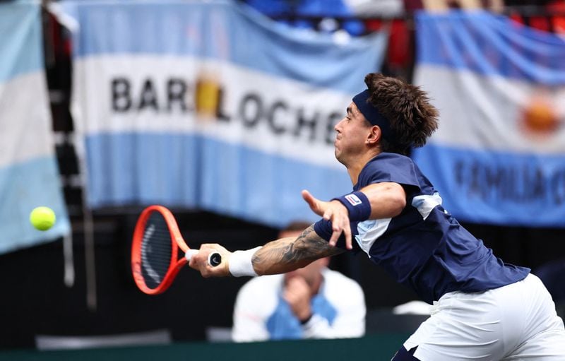 Francisco Comesaña avanza en Auckland con autoridad, apoyado en un saque firme y sin fisuras para meterse en los octavos de final (Crédito: REUTERS/Piroschka Van De Wouw)