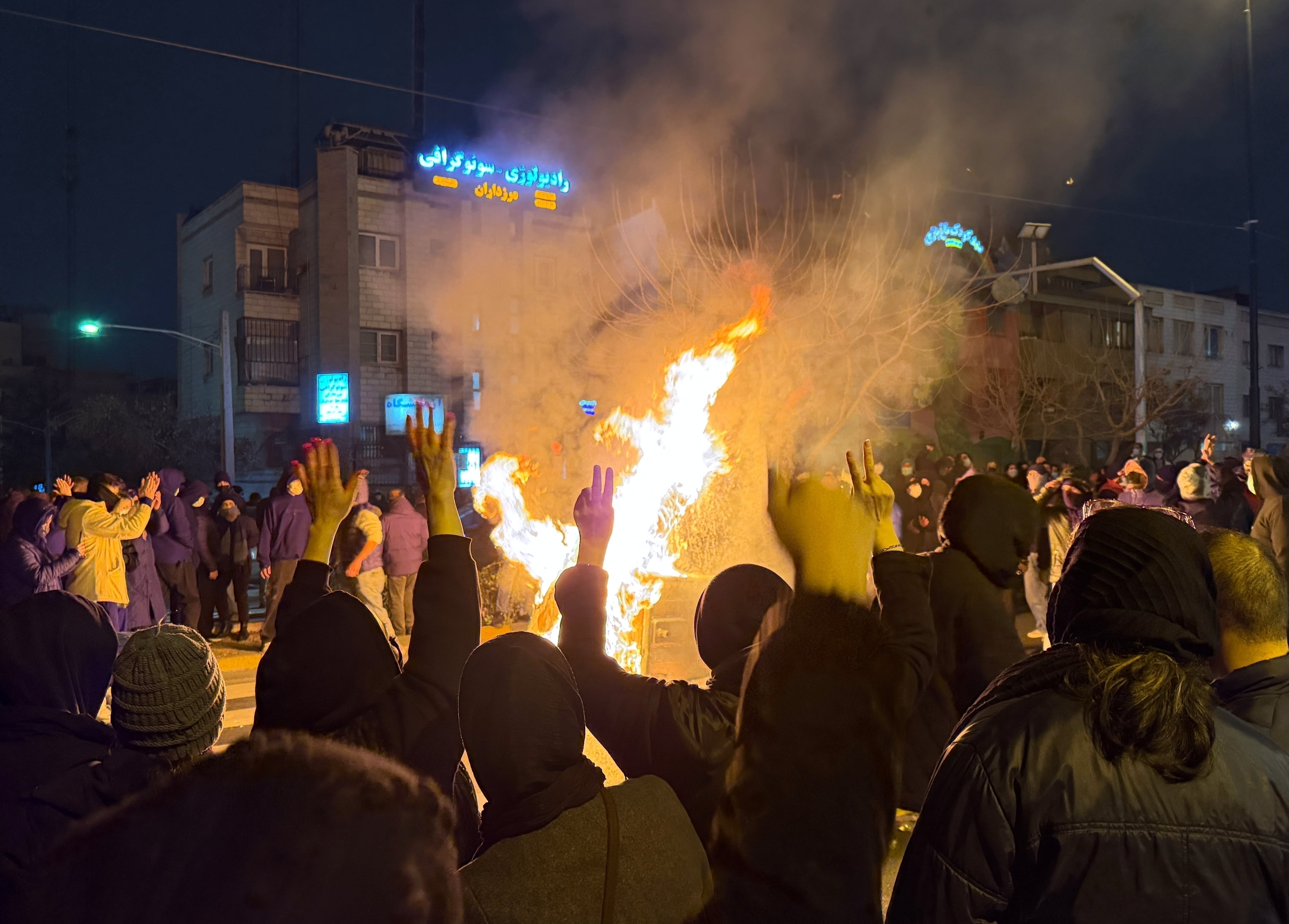En esta imagen, obtenida por The Associated Press, iraníes participan en una protesta antigubernamental en Teherán, Irán, el 9 de enero de 2026. (UGC vía AP, archivo)