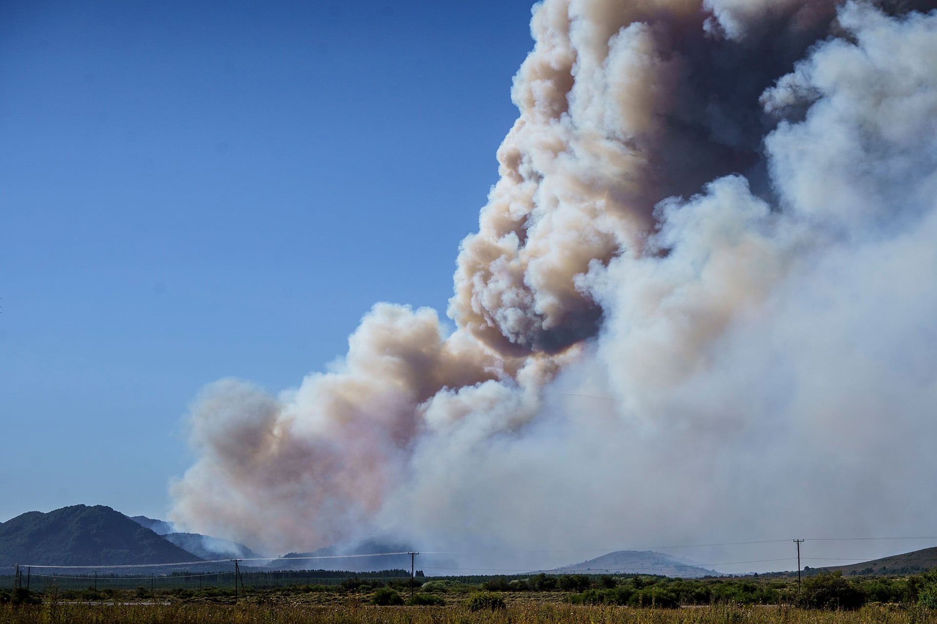 El humo y las partículas emitidos por los incendios en Argentina viajan cientos de kilómetros. Pueden causar problemas de visibilidad y salud en provincias distantes (Archivo Federico Soto - Greenpeace) 