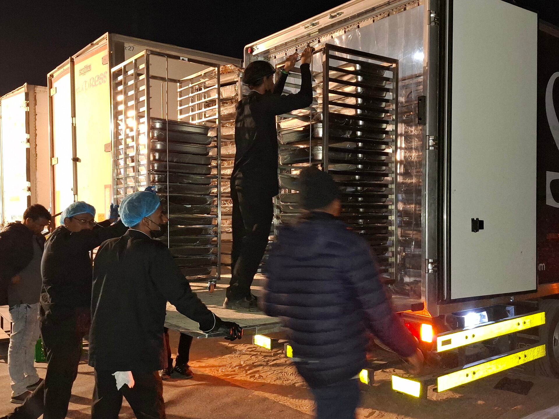 Un 60 por ciento de los alimentos se traslada en seis camiones diarios y el 40 por ciento se guarda en freezers en unos trailers que se ubican detrás del comedor