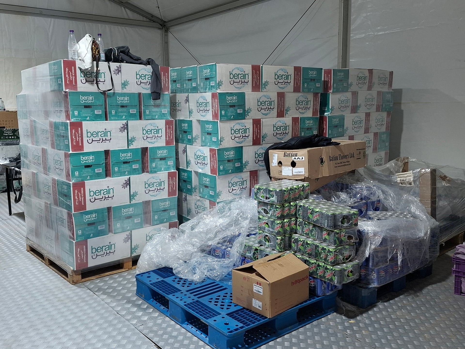 El depósito de las bebidas con agua mineral y gaseosas 