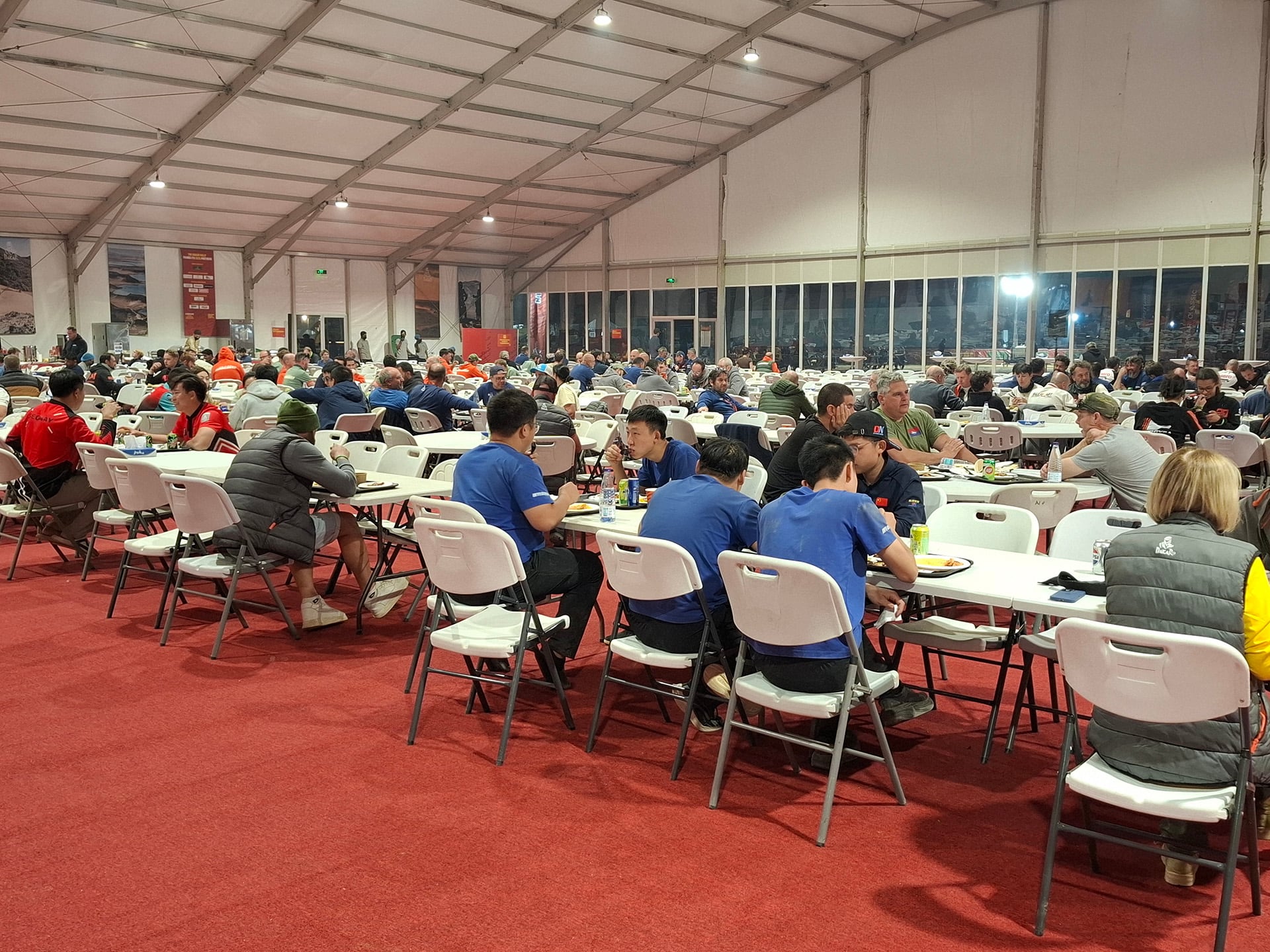 Unas 3.000 personas se alimentan por día en medio del desierto