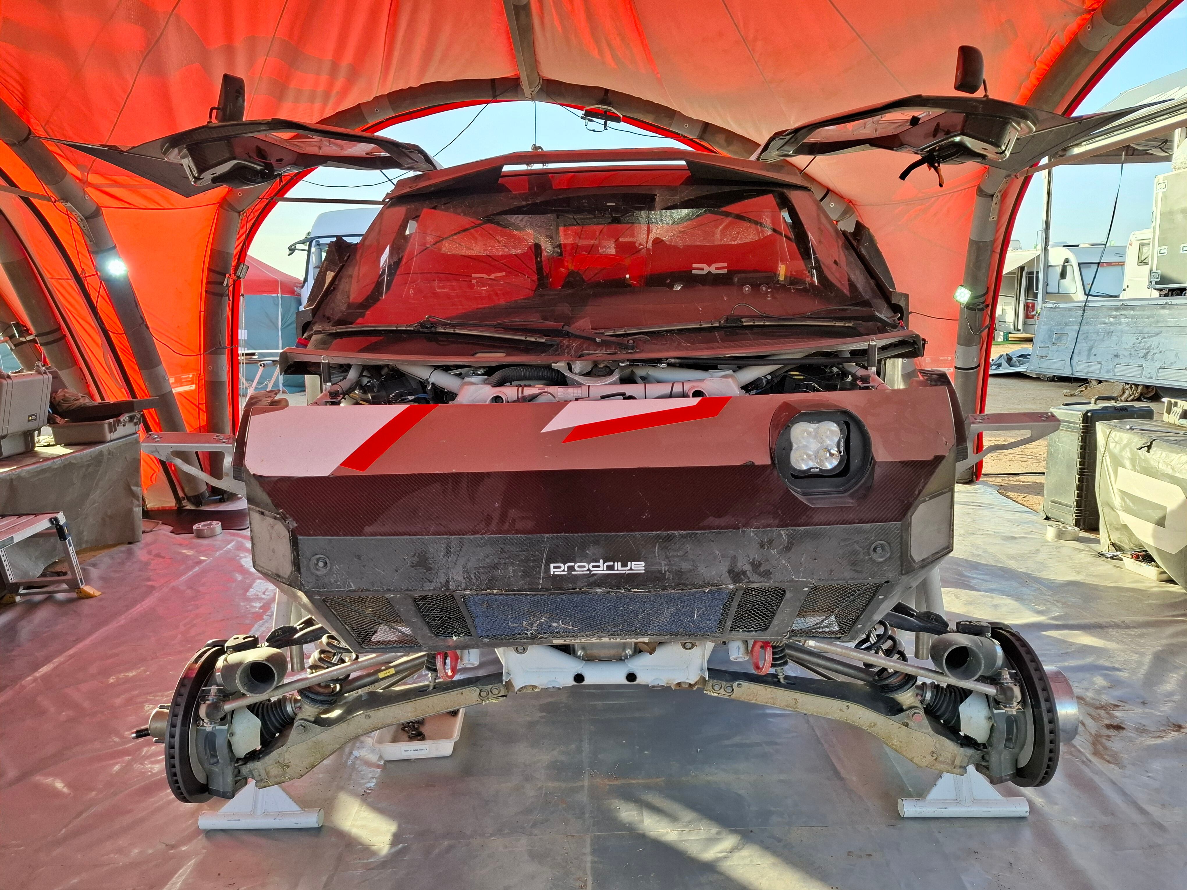 Uno de los cuatro Dacia en el parque de asistencia y sus puertas a lo alas de gaviota