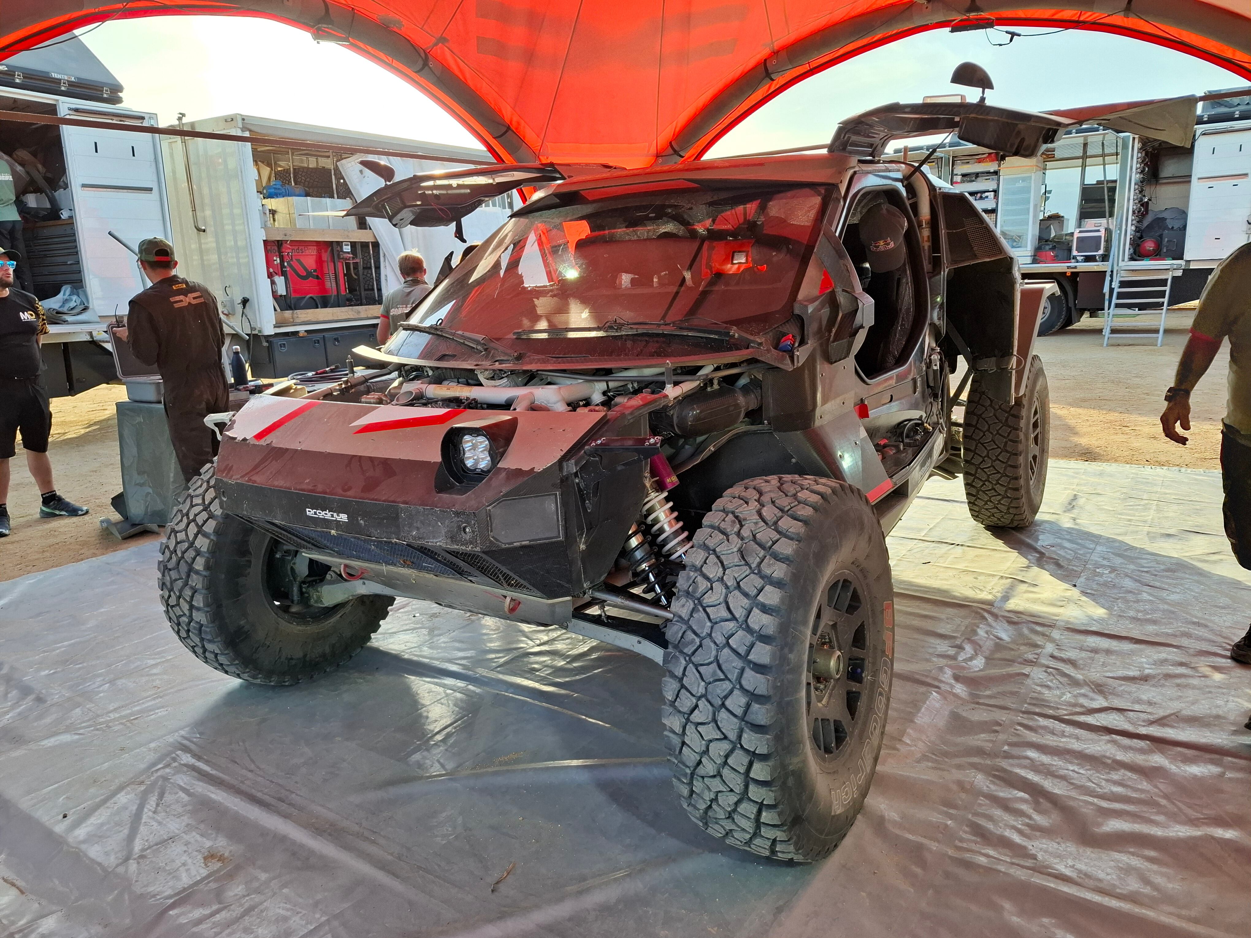 Se concluyeron los trabajos y el auto se guarda en las carpas del parque de asistencia dentro del campamento