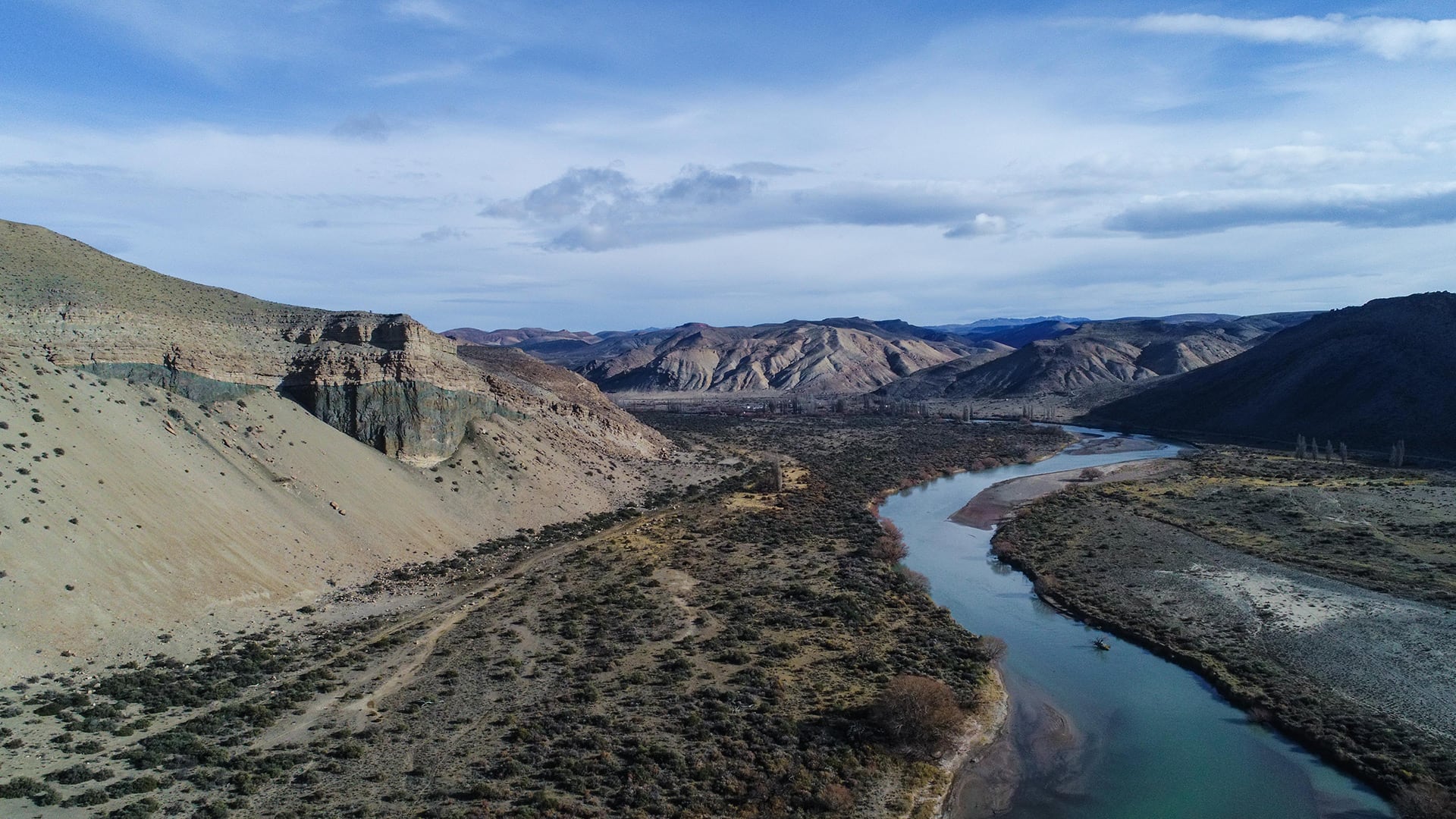 Rocas lacustres y volcánicas del Jurásico afloran cerca de Cerro Cóndor, donde el río Chubut recorta paisajes que guardan huellas de antiguos lagos y erupciones. (Ignacio Escapa)