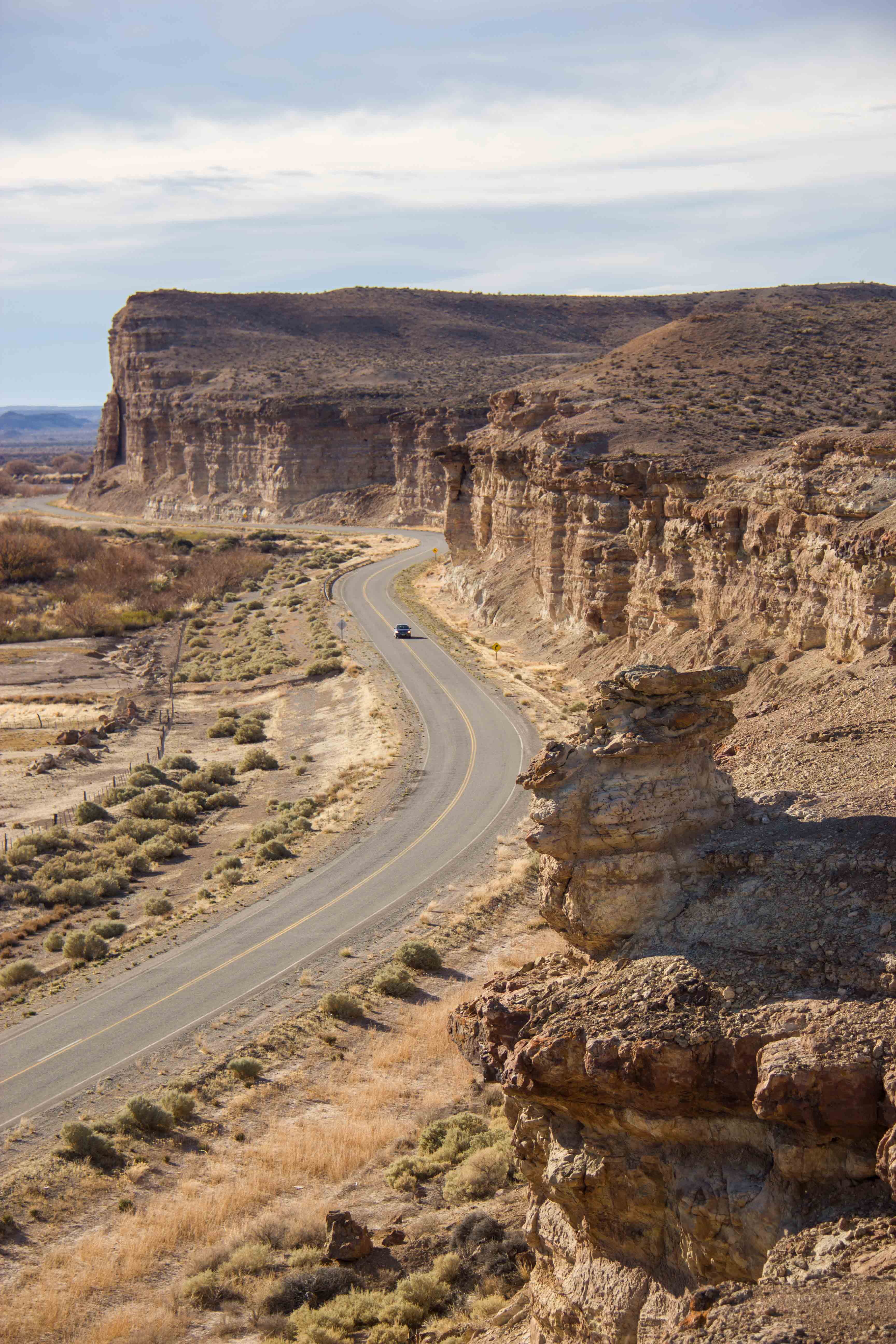La Ruta Nacional 25, entre Los Altares y Las Plumas, atraviesa impresionantes paredones de rocas cretácicas formadas hace 100 millones de años/Ignacio Escapa
