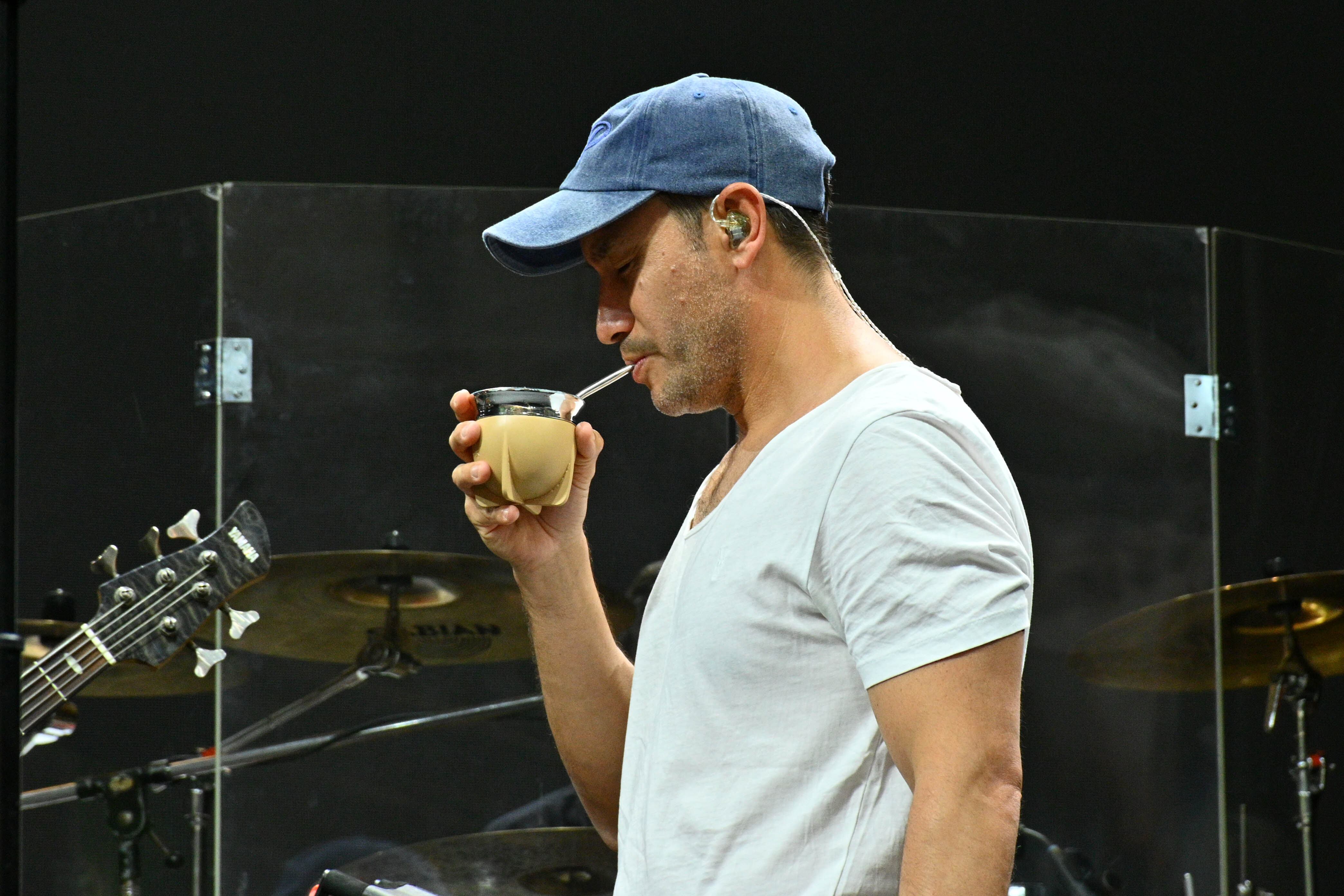 En la prueba de sonido de su show, Luciano Pereyra se relaja y toma mates (José Tetty)