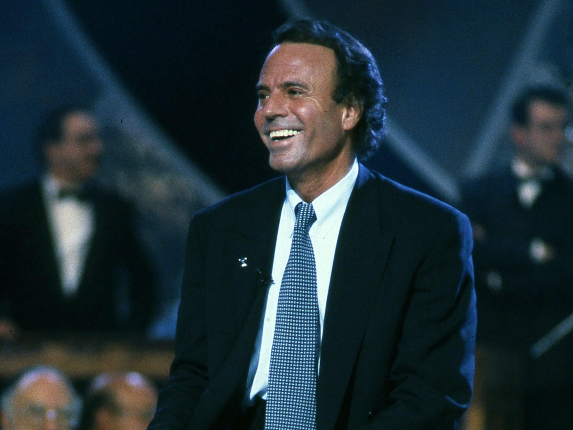Julio Iglesias enfrenta denuncias de abuso sexual por parte de dos exempleadas en sus residencias del Caribe