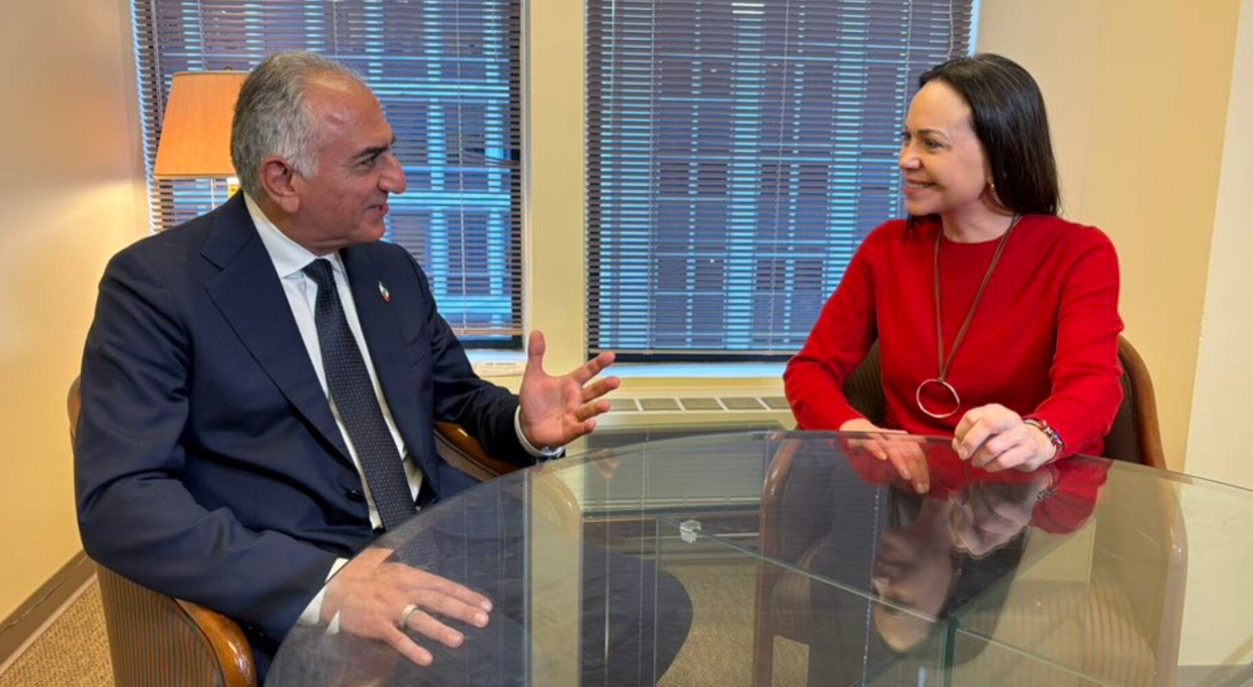La líder opositora venezolana María Corina Machado y Reza Pahlaví, hijo del último sah de Persia, converan durante un encuentro