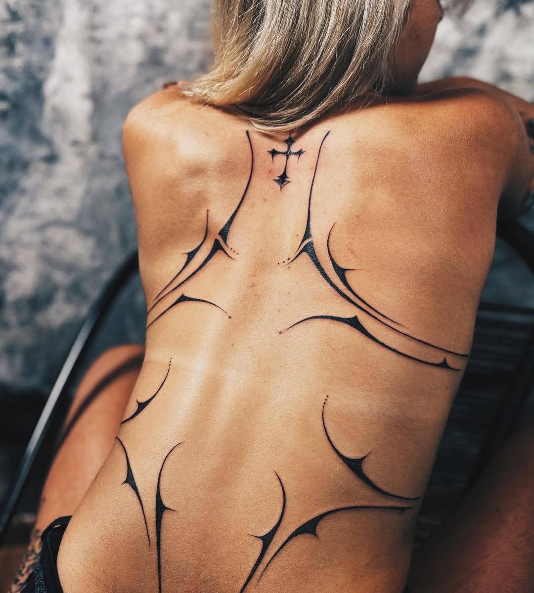 La obra marca un cambio en la imagen de Marta Fort, que consolida una identidad audaz y alejada de los moldes tradicionales de belleza