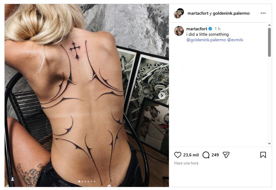 El diseño del tatuaje destaca por su estilo abstracto, con líneas negras finas y simétricas que refuerzan la singularidad estética de Marta Fort como influencer