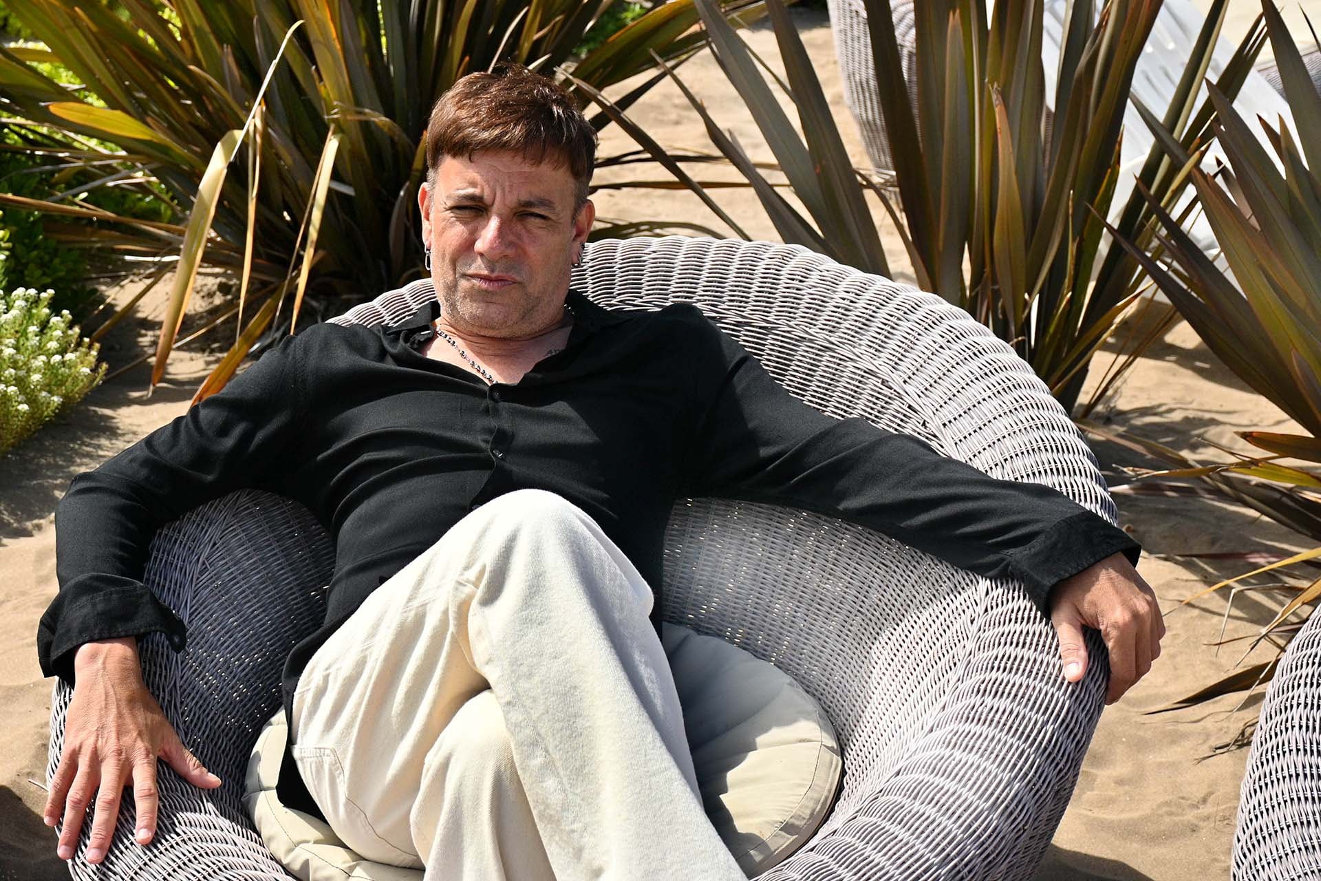 La transformación del artista evidencia cómo arriesgarse a mostrar la propia esencia puede conquistar al público más allá de cualquier máscara