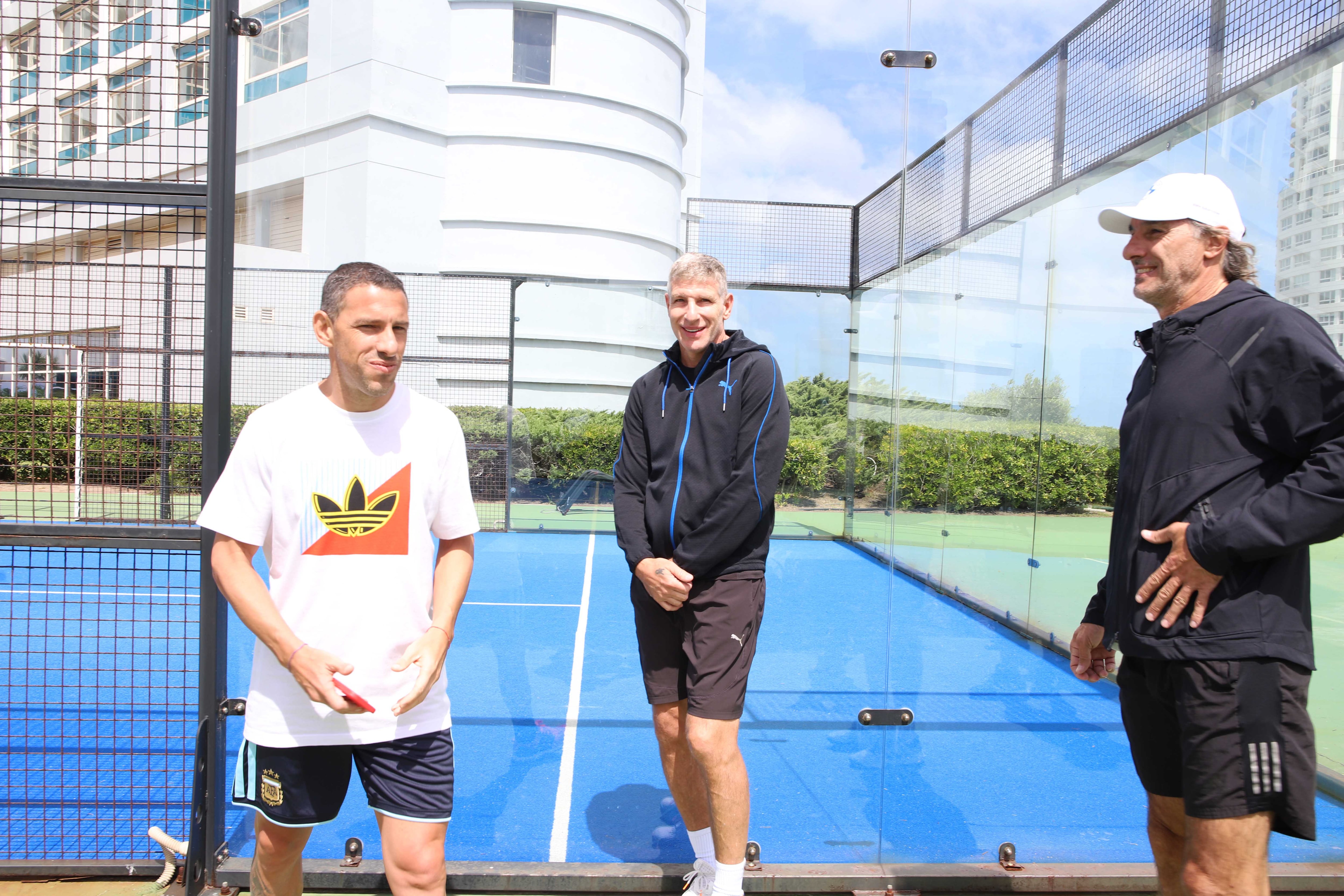 Maxi Rodríguez, Martín Palermo y Rolando Schiavi durante el evento de pádel en Punta del Este (RSFotos)