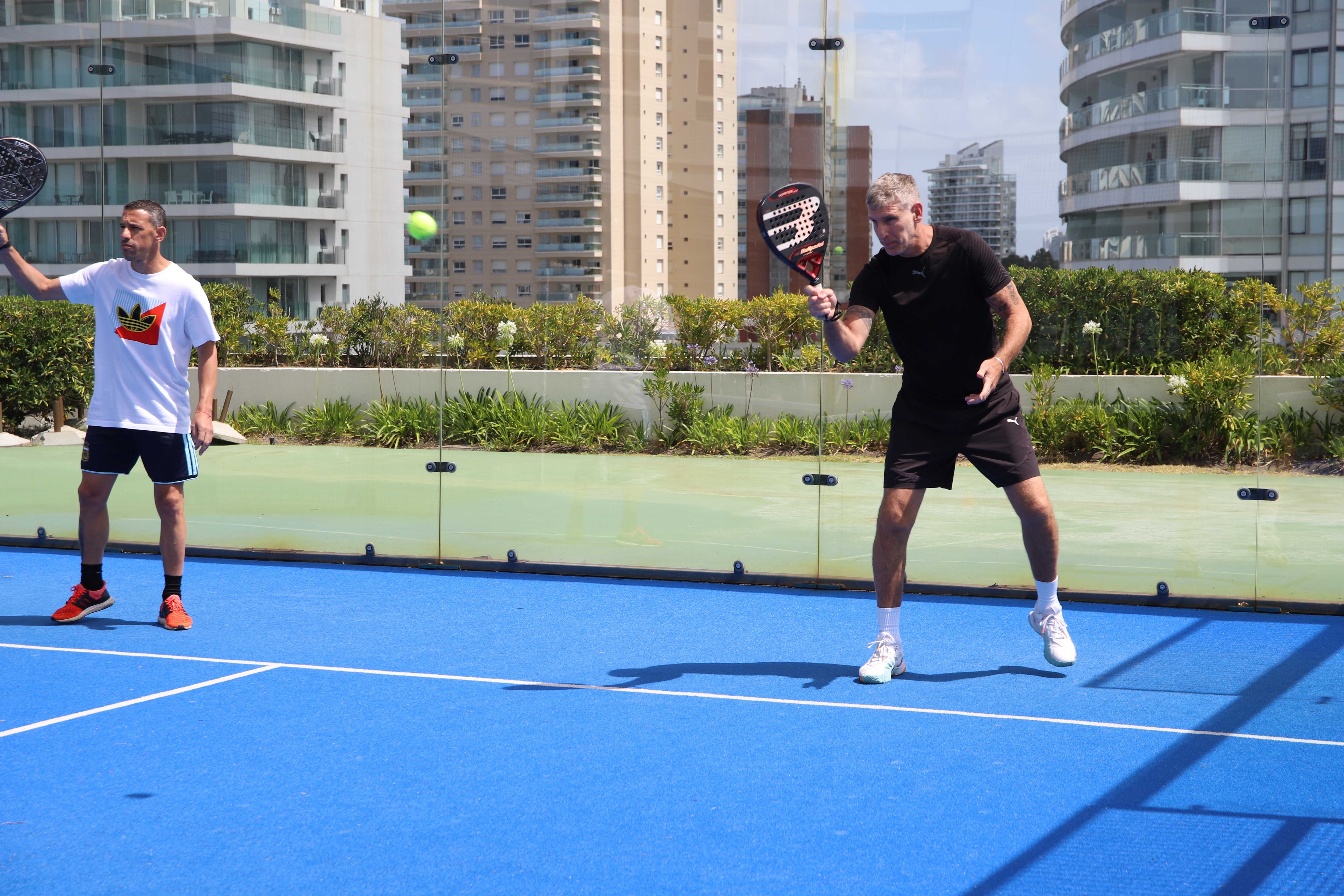 Martín Palermo jugó una exhibición de pádel en Punta del Este. A su lado, el ex futbolista Maxi Rodríguez (RSFotos)